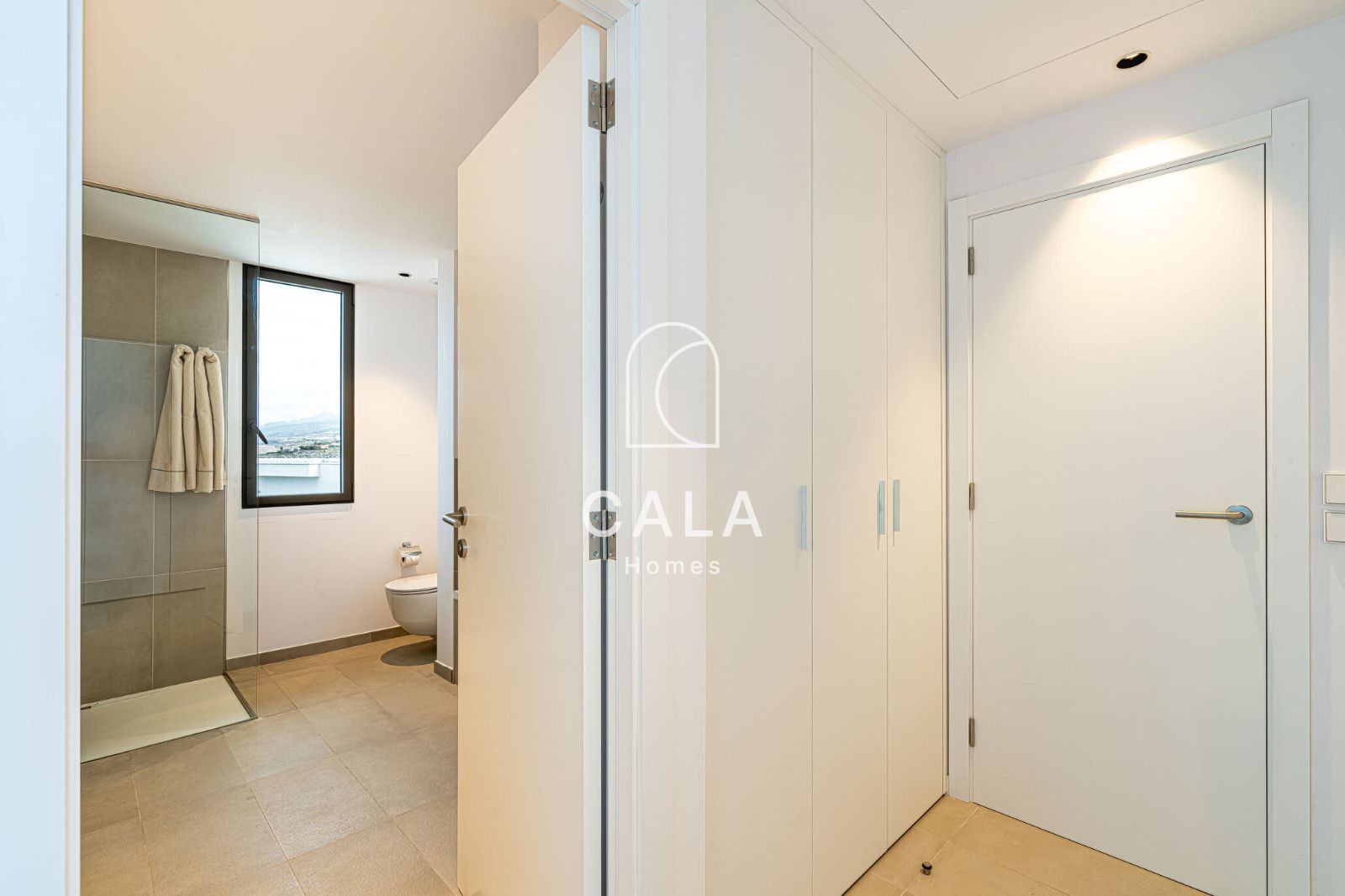Exclusiva Villa Moderna en Venta en Abama Golf Resort con vistas panorámicas al océano Atlántico.