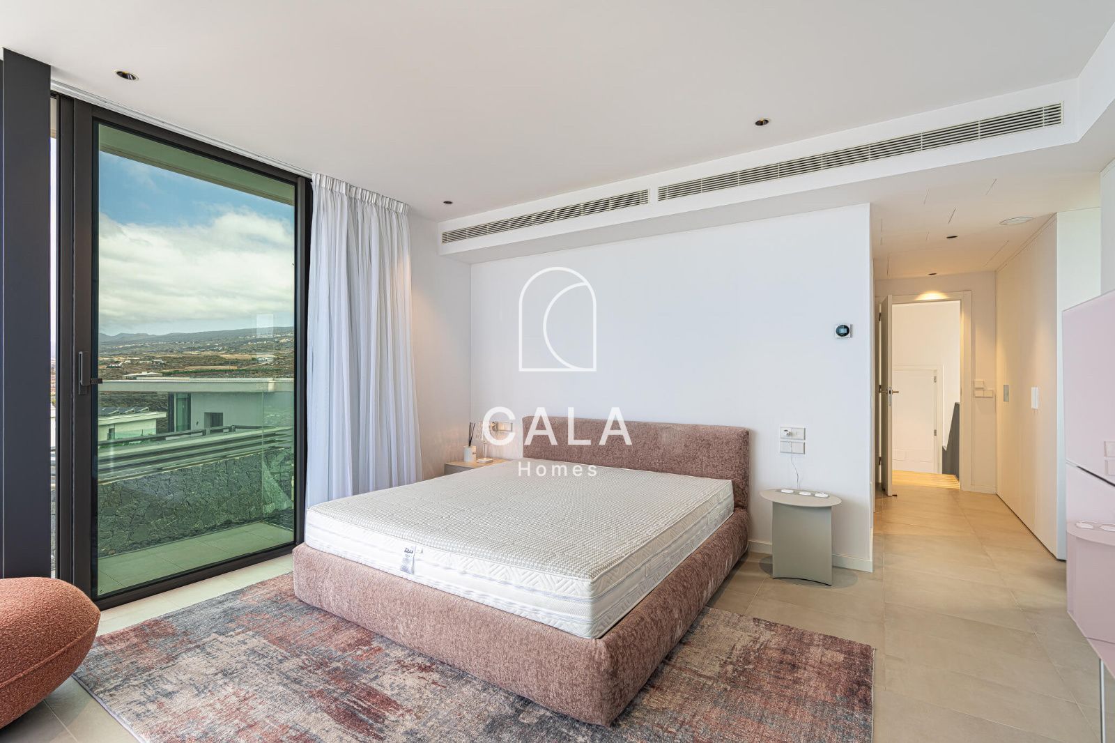 Exclusiva Villa Moderna en Venta en Abama Golf Resort con vistas panorámicas al océano Atlántico.