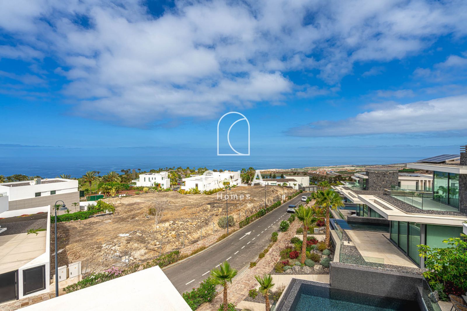 Exclusiva Villa Moderna en Venta en Abama Golf Resort con vistas panorámicas al océano Atlántico.