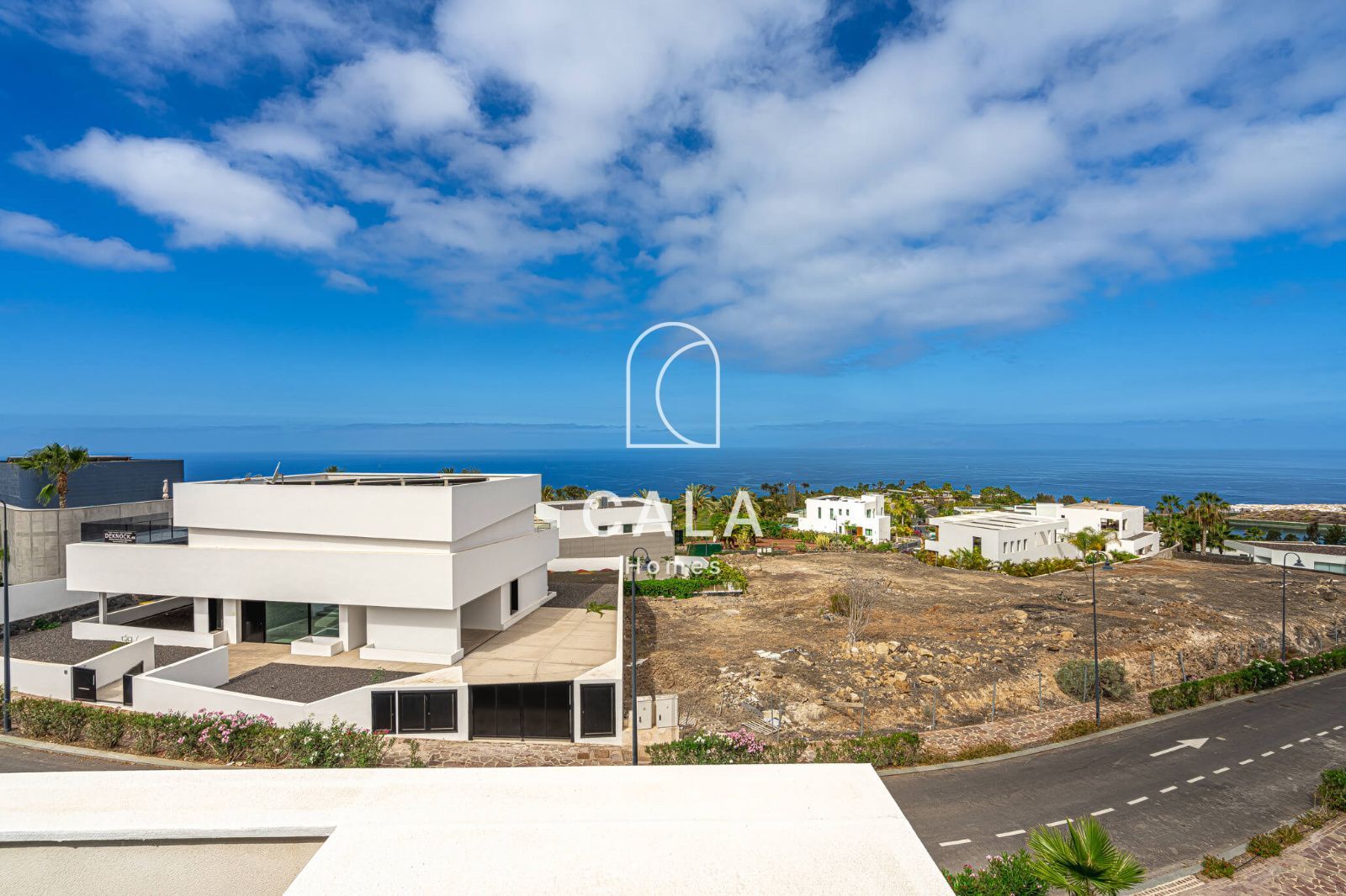 Exclusiva Villa Moderna en Venta en Abama Golf Resort con vistas panorámicas al océano Atlántico.