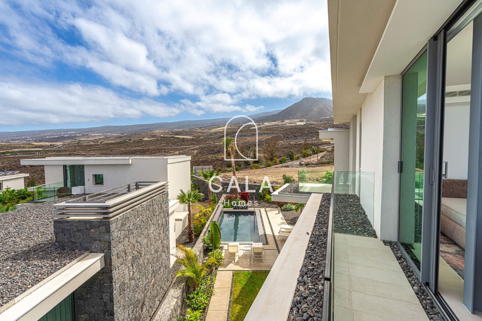 Exclusiva Villa Moderna en Venta en Abama Golf Resort con vistas panorámicas al océano Atlántico.