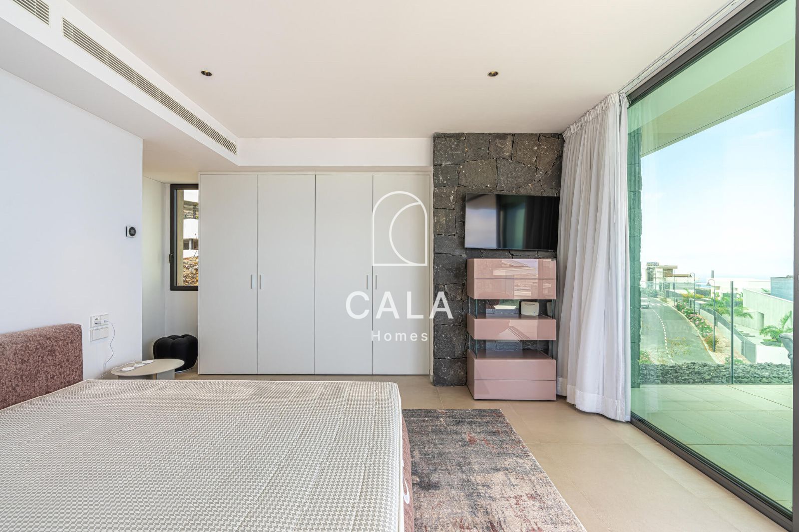 Exclusiva Villa Moderna en Venta en Abama Golf Resort con vistas panorámicas al océano Atlántico.