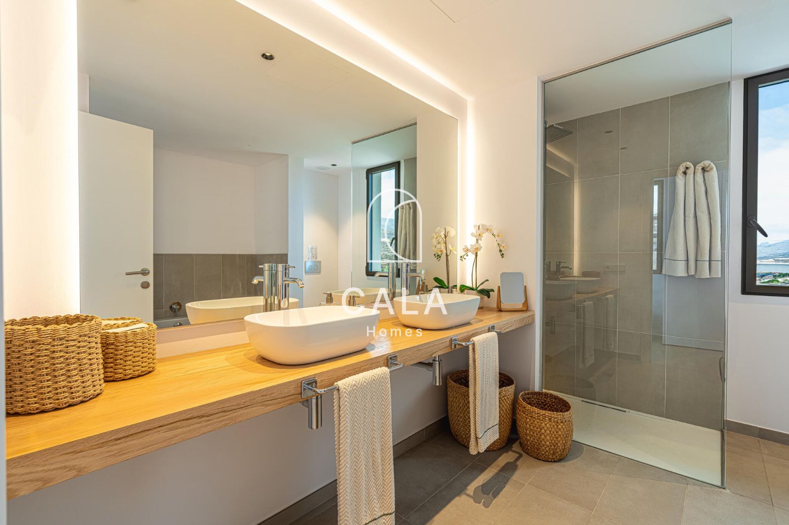 Exclusiva Villa Moderna en Venta en Abama Golf Resort con vistas panorámicas al océano Atlántico.