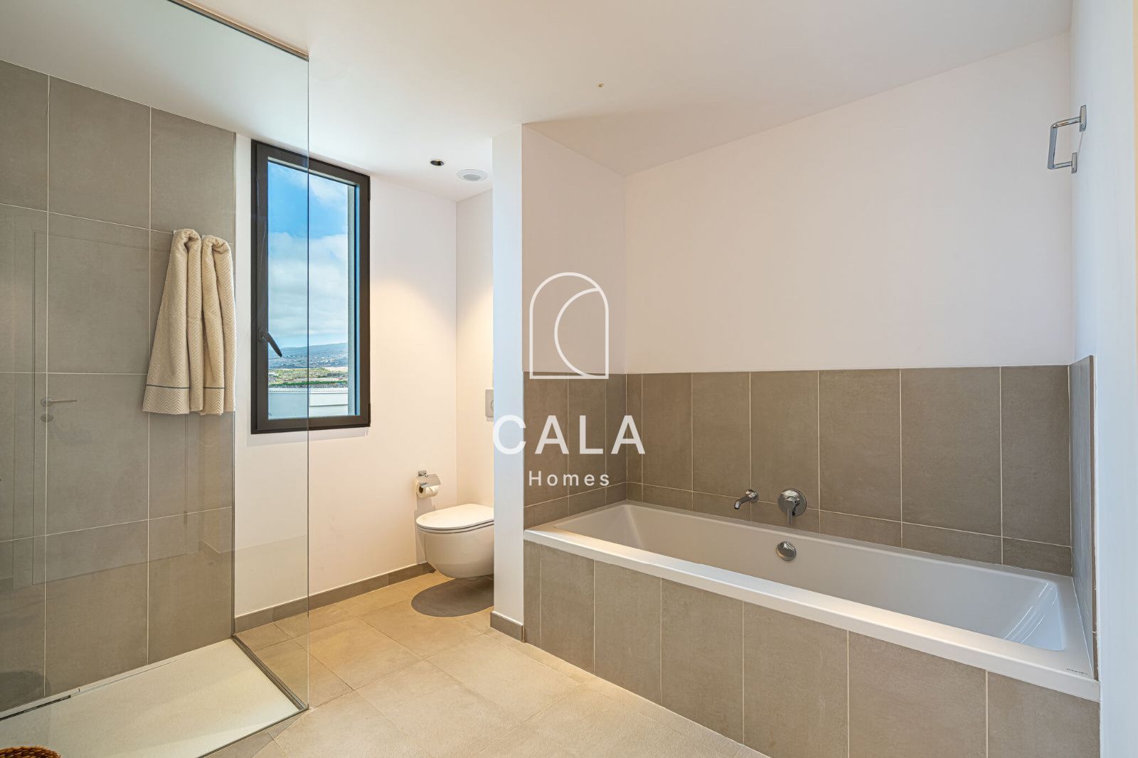 Exclusiva Villa Moderna en Venta en Abama Golf Resort con vistas panorámicas al océano Atlántico.