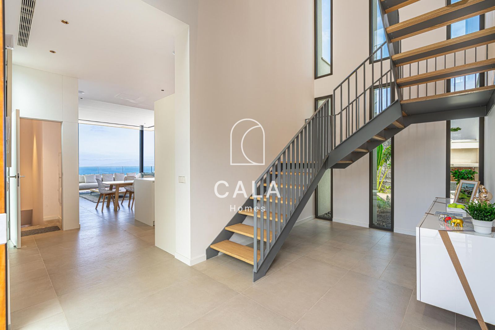 Exclusiva Villa Moderna en Venta en Abama Golf Resort con vistas panorámicas al océano Atlántico.