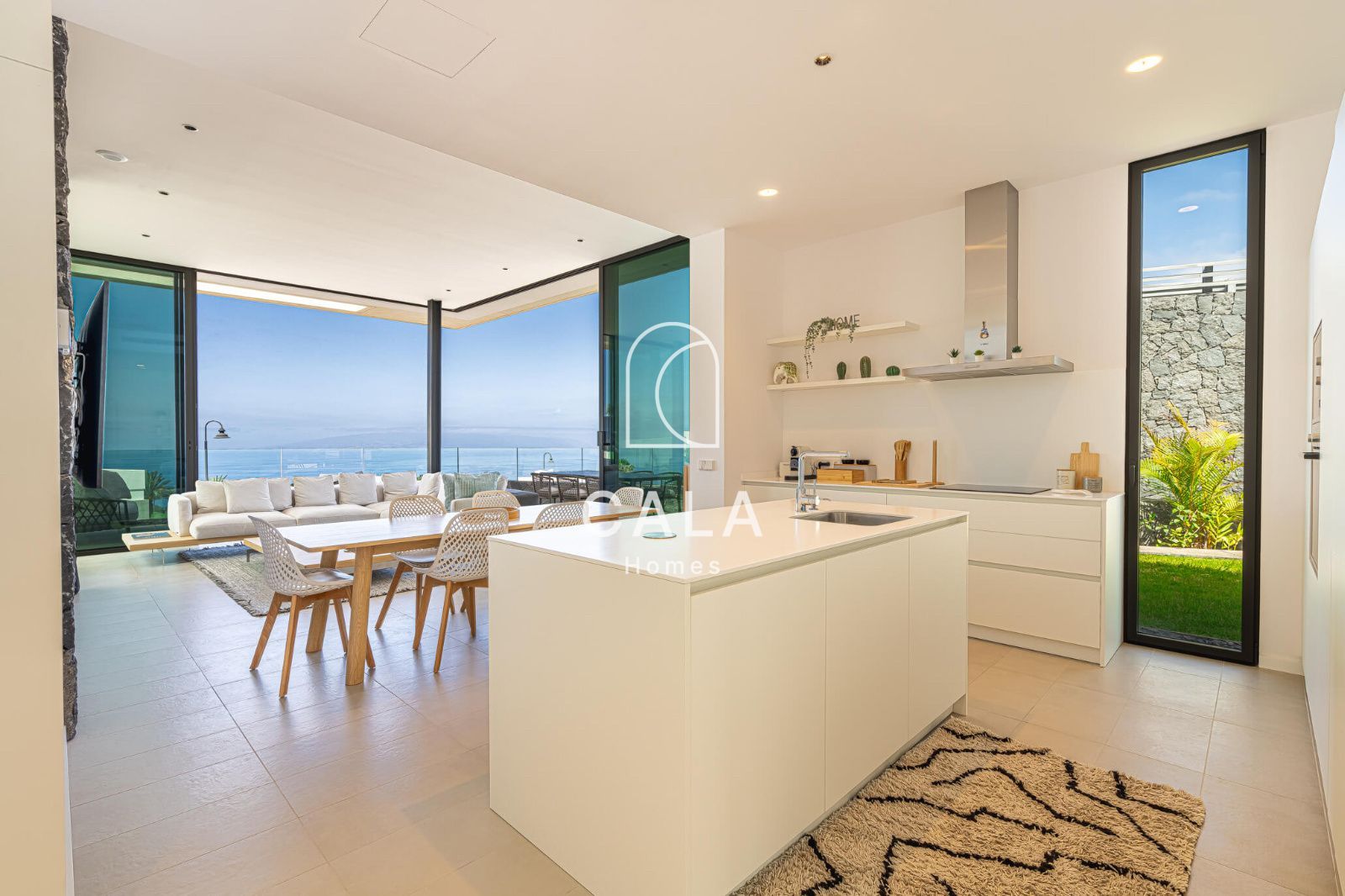 Exclusiva Villa Moderna en Venta en Abama Golf Resort con vistas panorámicas al océano Atlántico.