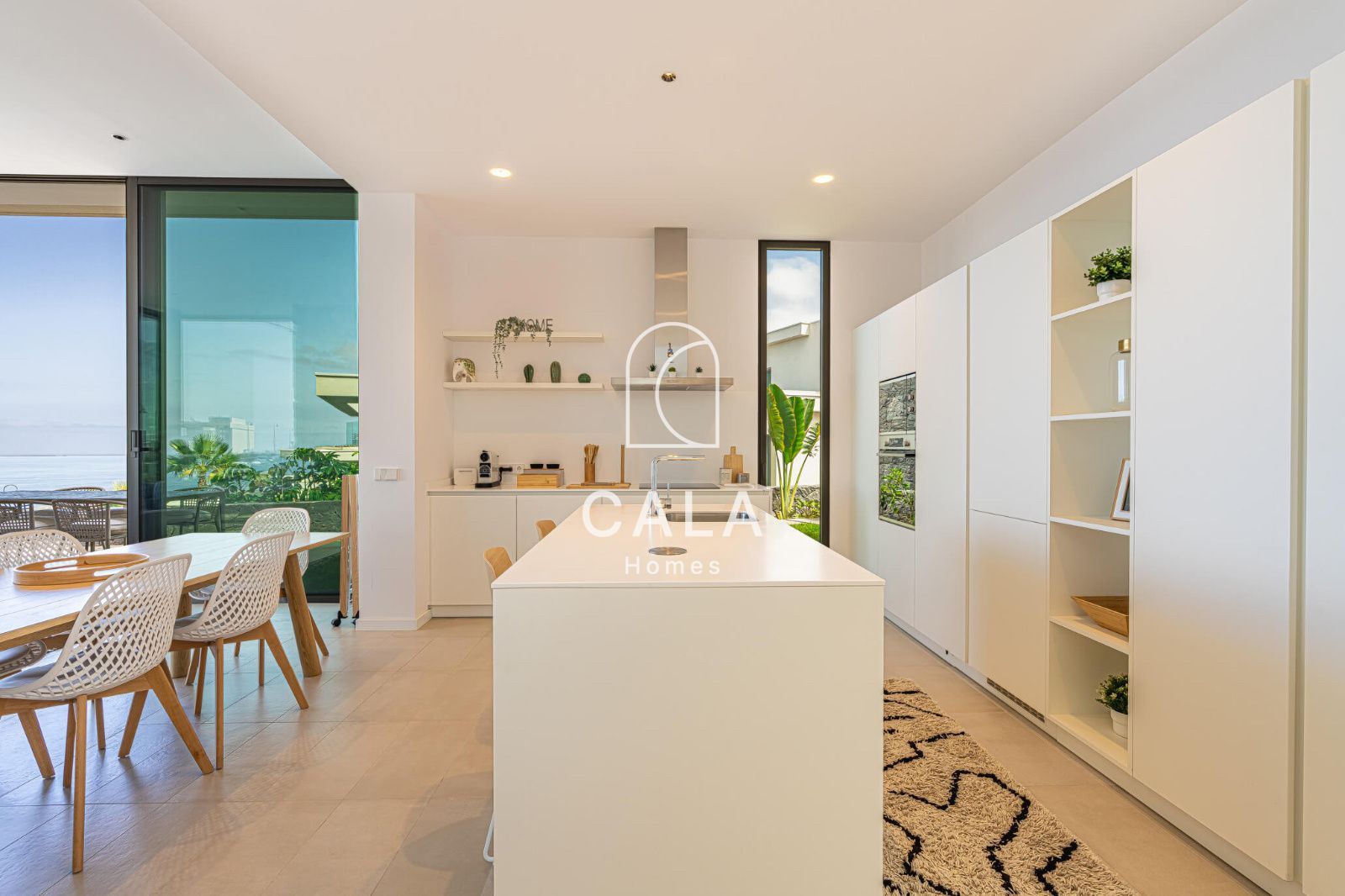 Exclusiva Villa Moderna en Venta en Abama Golf Resort con vistas panorámicas al océano Atlántico.