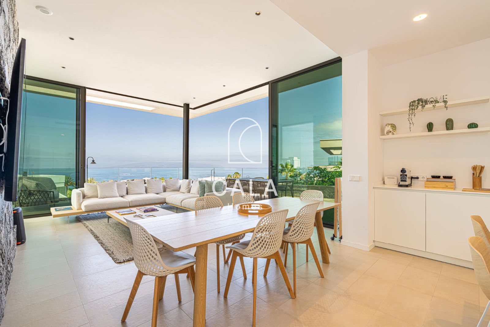 Exclusiva Villa Moderna en Venta en Abama Golf Resort con vistas panorámicas al océano Atlántico.