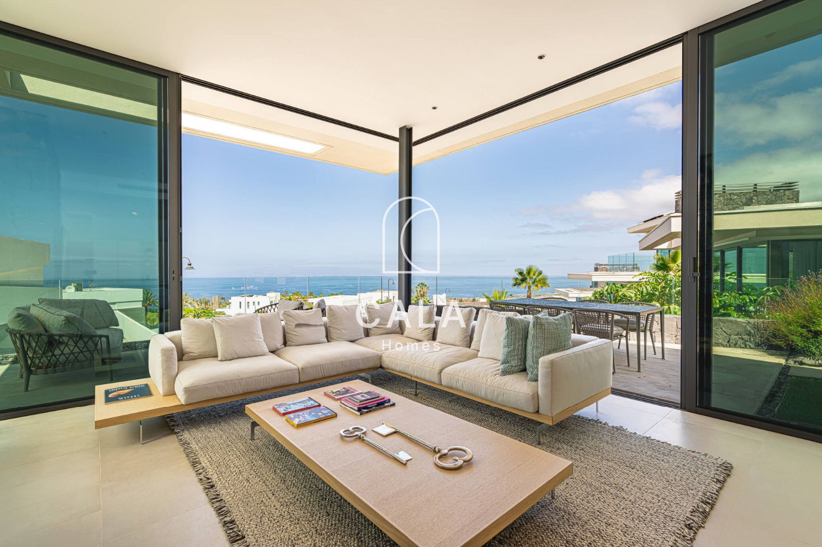 Exclusiva Villa Moderna en Venta en Abama Golf Resort con vistas panorámicas al océano Atlántico.