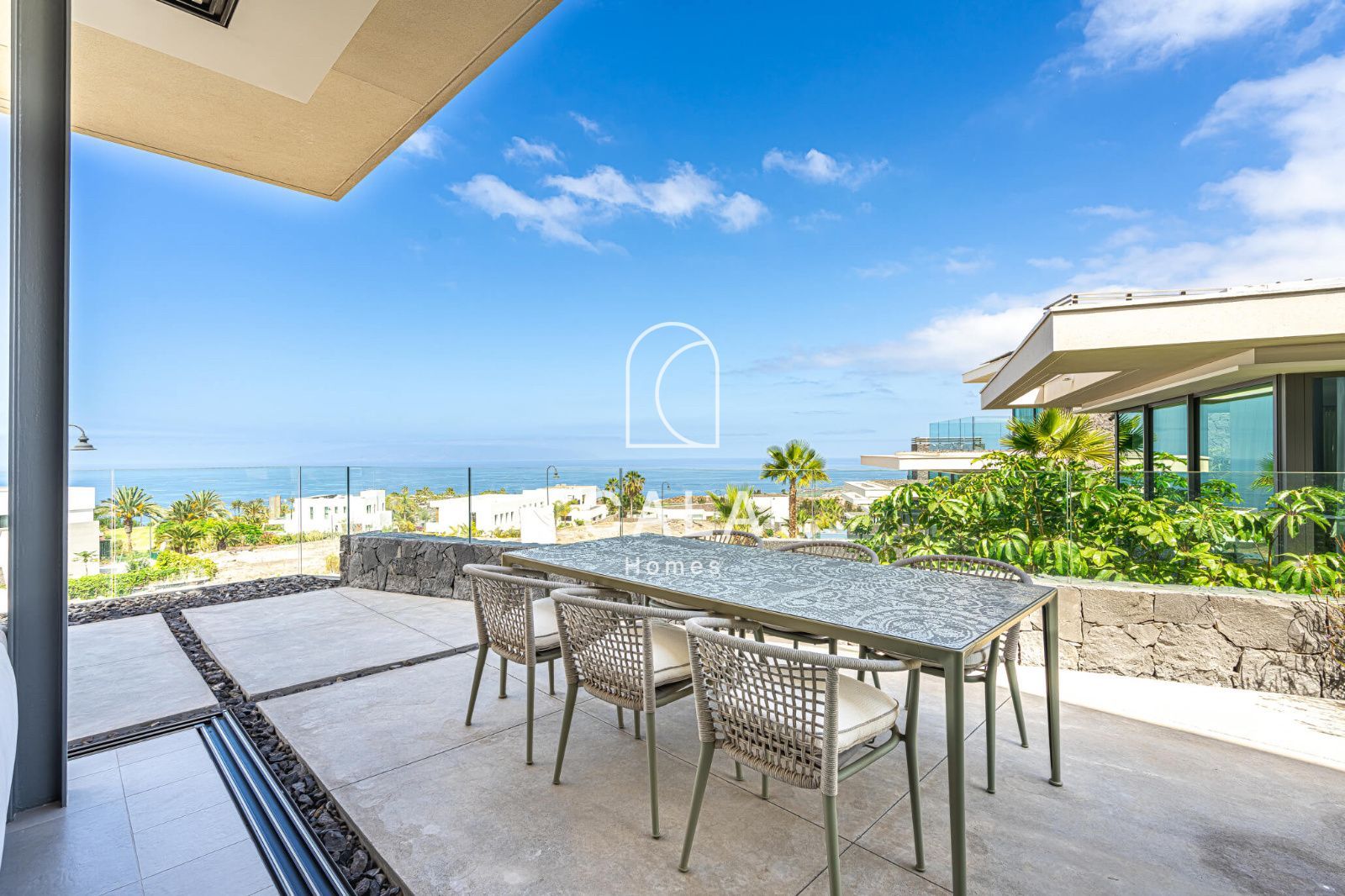Exclusiva Villa Moderna en Venta en Abama Golf Resort con vistas panorámicas al océano Atlántico.