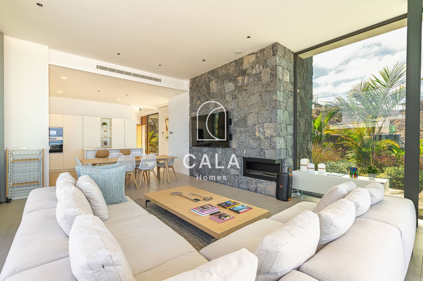 Exclusiva Villa Moderna en Venta en Abama Golf Resort con vistas panorámicas al océano Atlántico.
