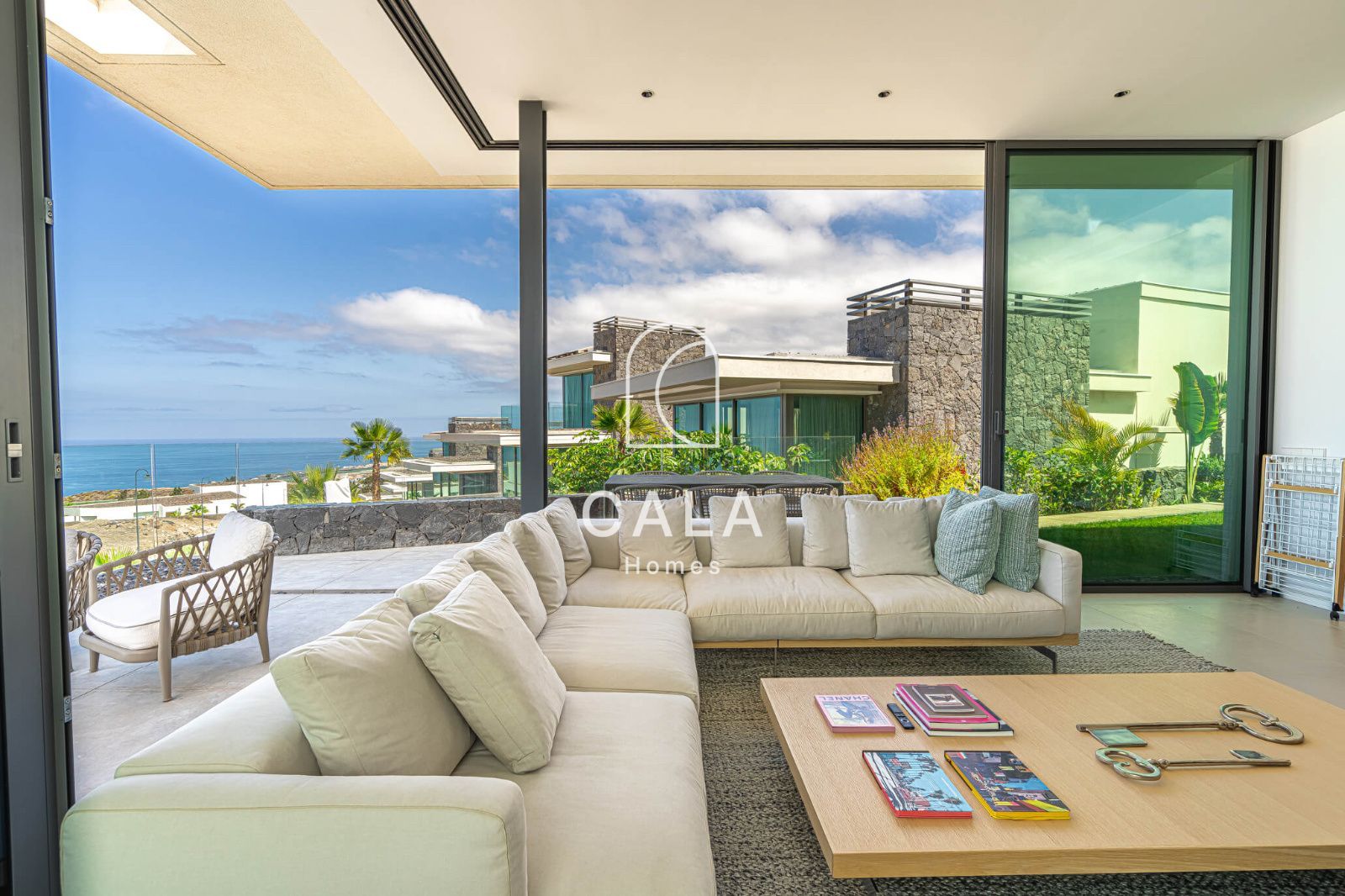 Exclusiva Villa Moderna en Venta en Abama Golf Resort con vistas panorámicas al océano Atlántico.