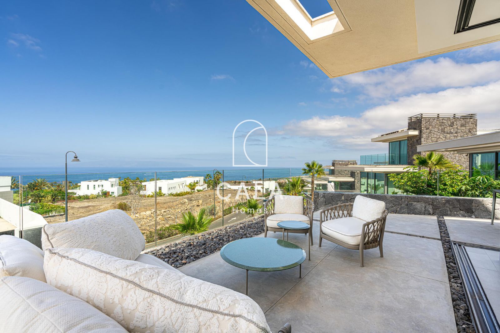 Exclusiva Villa Moderna en Venta en Abama Golf Resort con vistas panorámicas al océano Atlántico.