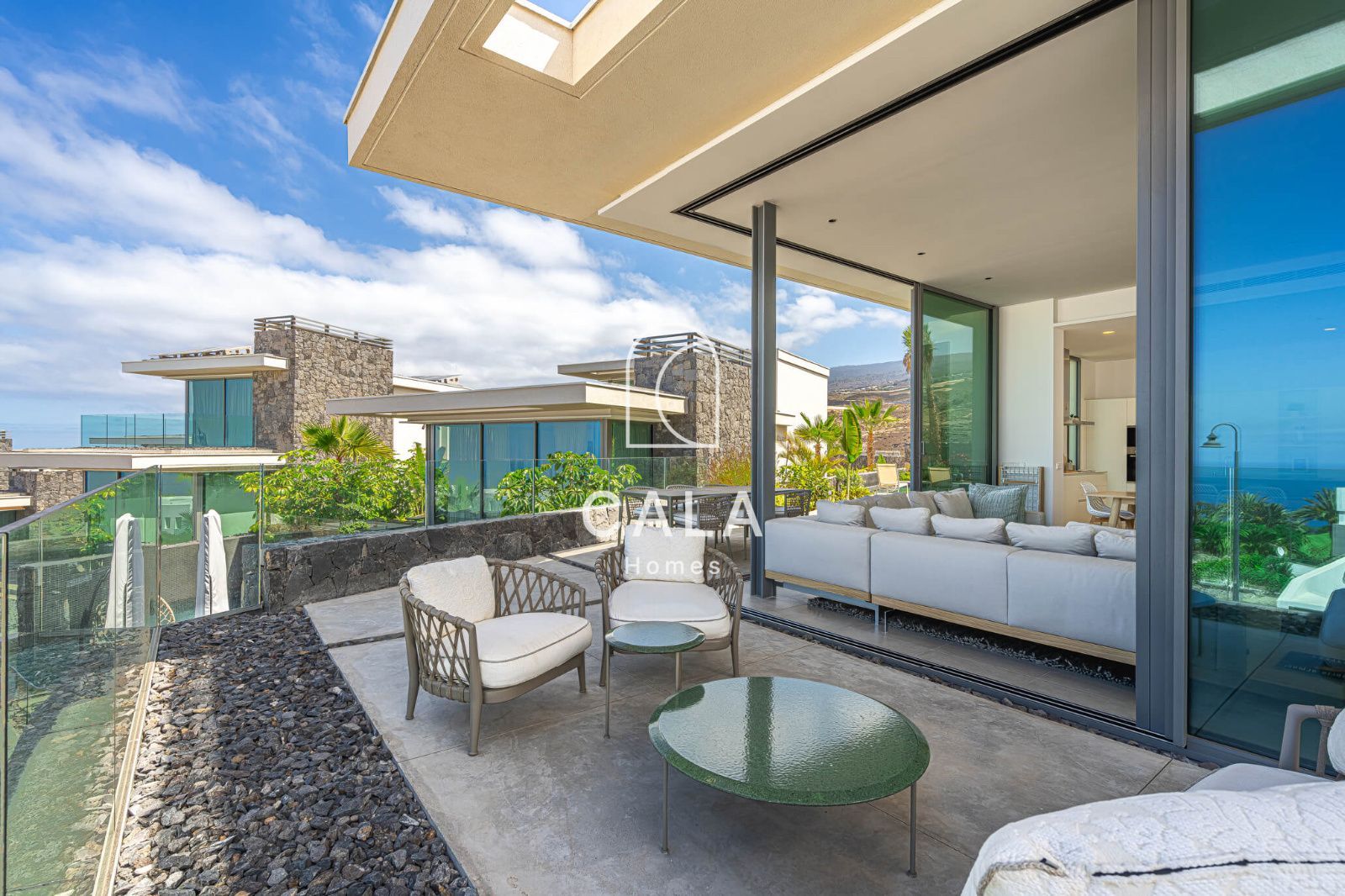 Exclusiva Villa Moderna en Venta en Abama Golf Resort con vistas panorámicas al océano Atlántico.