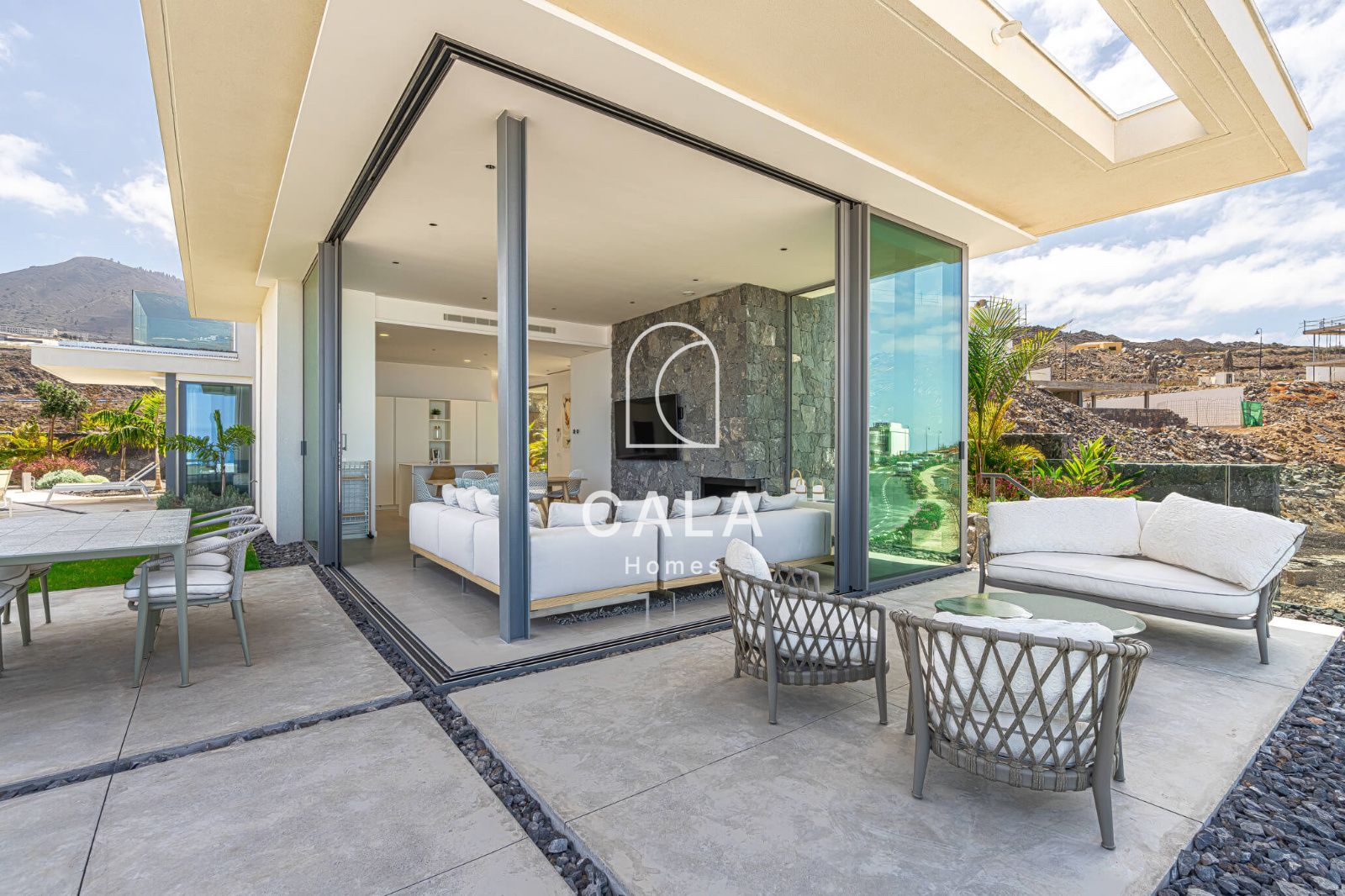 Exclusiva Villa Moderna en Venta en Abama Golf Resort con vistas panorámicas al océano Atlántico.