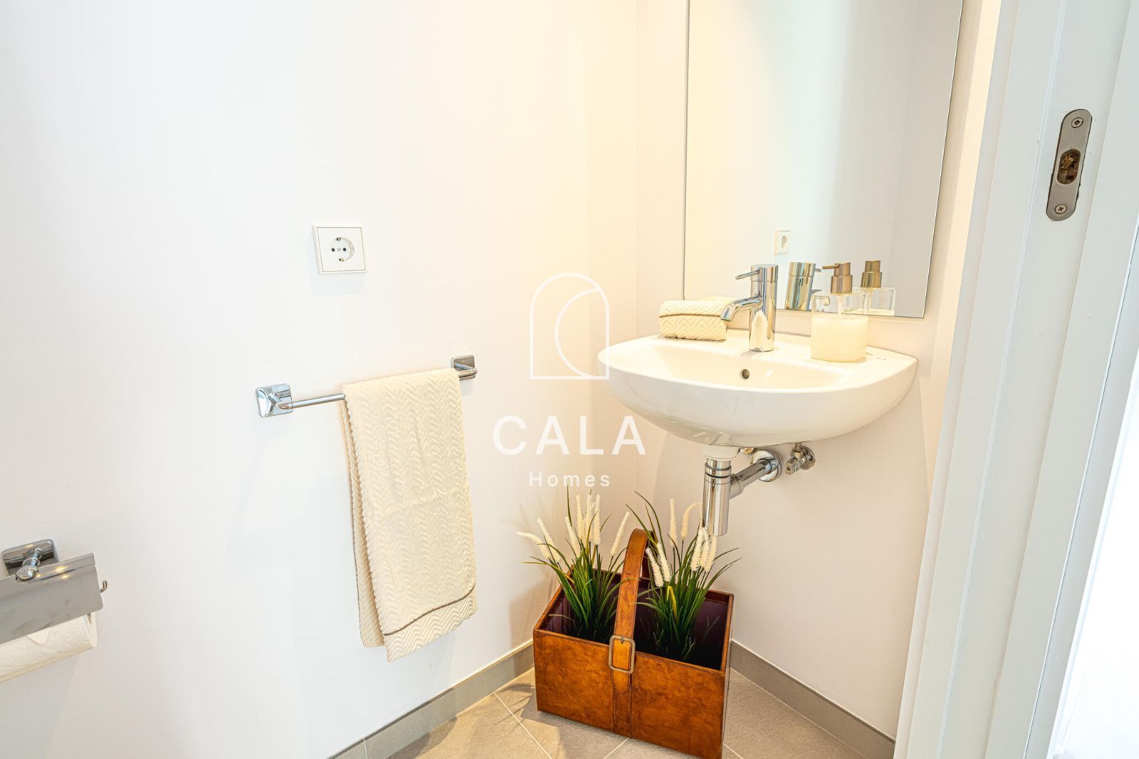 Exclusiva Villa Moderna en Venta en Abama Golf Resort con vistas panorámicas al océano Atlántico.