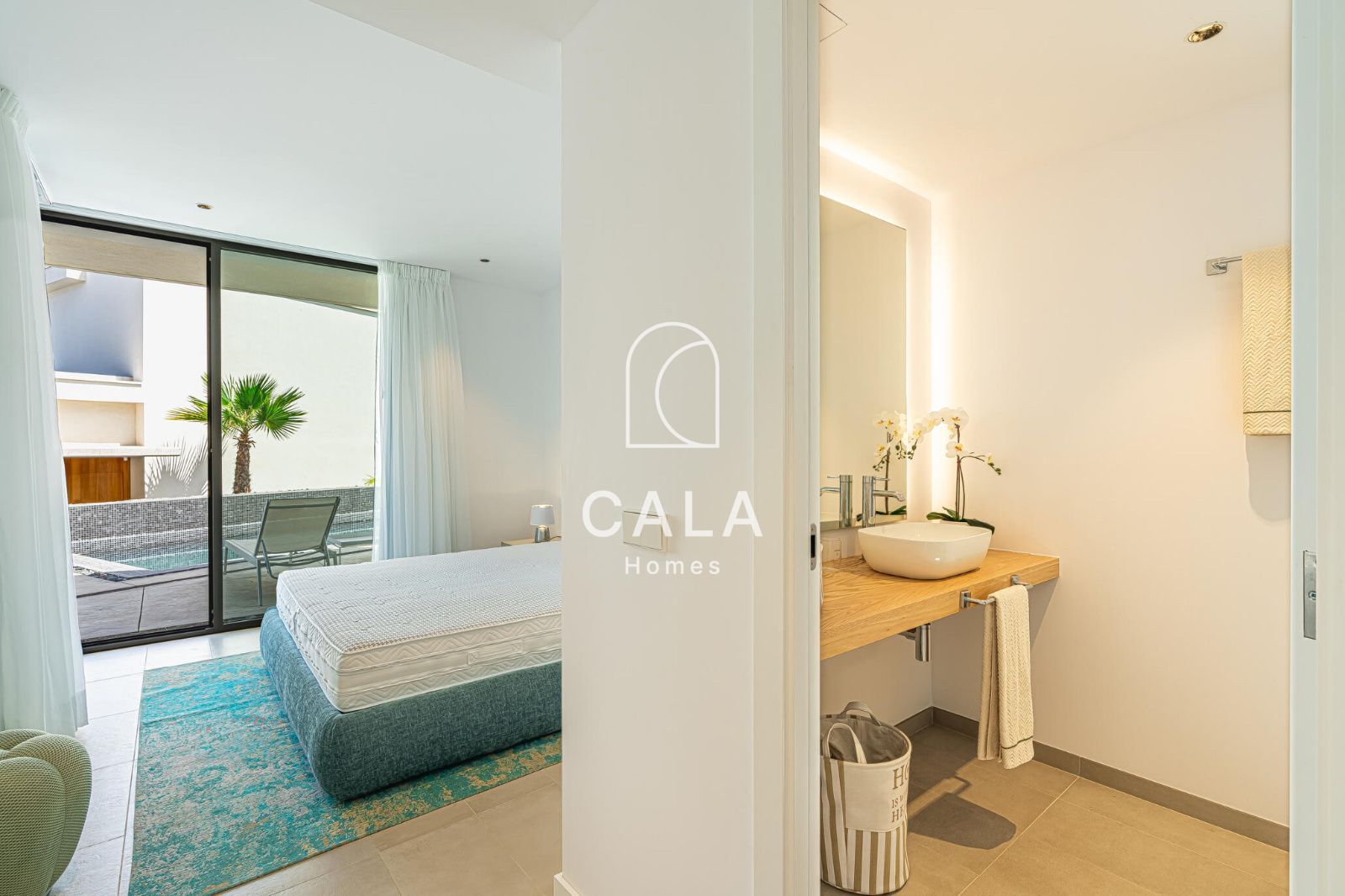 Exclusiva Villa Moderna en Venta en Abama Golf Resort con vistas panorámicas al océano Atlántico.