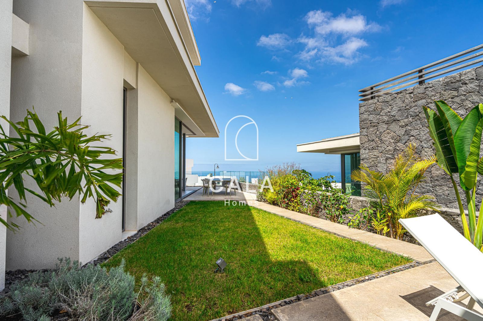 Exclusiva Villa Moderna en Venta en Abama Golf Resort con vistas panorámicas al océano Atlántico.