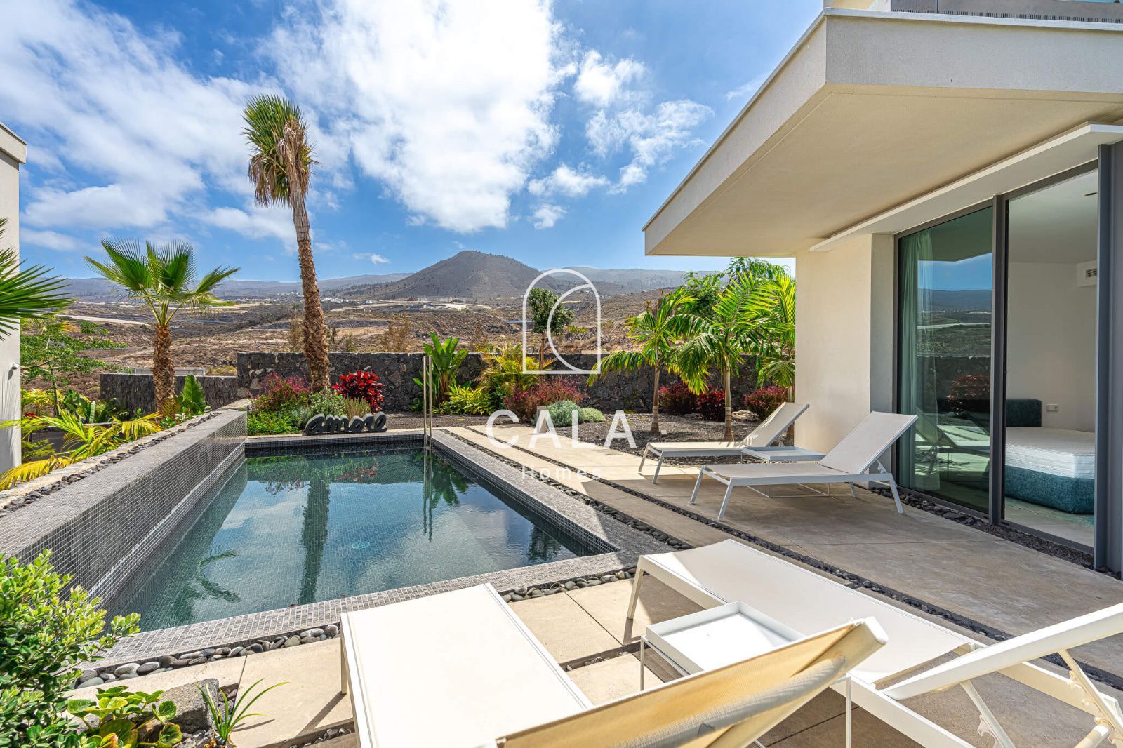 Exclusiva Villa Moderna en Venta en Abama Golf Resort con vistas panorámicas al océano Atlántico.