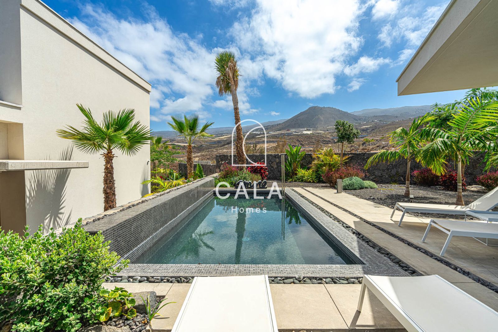 Exclusiva Villa Moderna en Venta en Abama Golf Resort con vistas panorámicas al océano Atlántico.