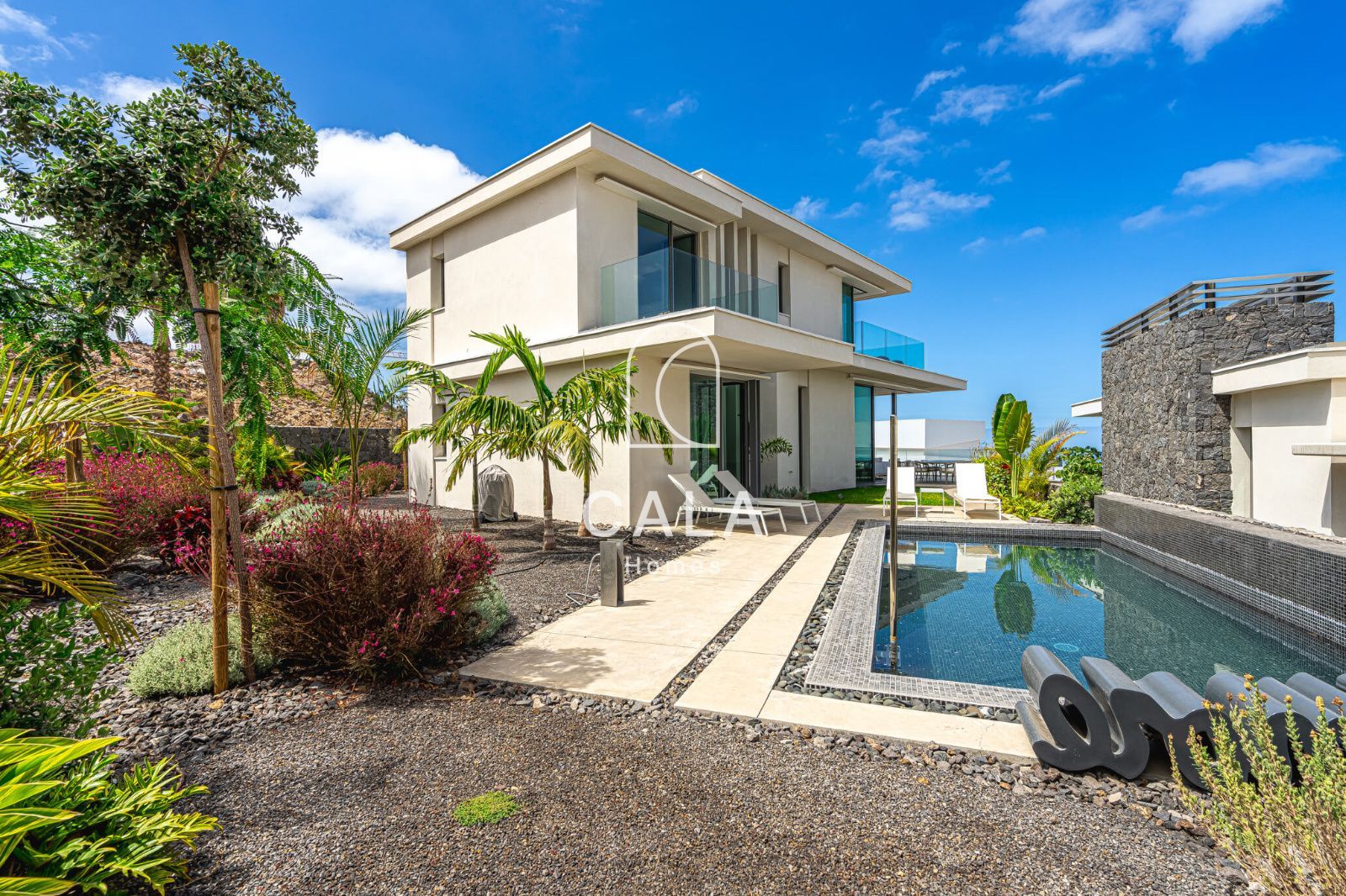 Exclusiva Villa Moderna en Venta en Abama Golf Resort con vistas panorámicas al océano Atlántico.