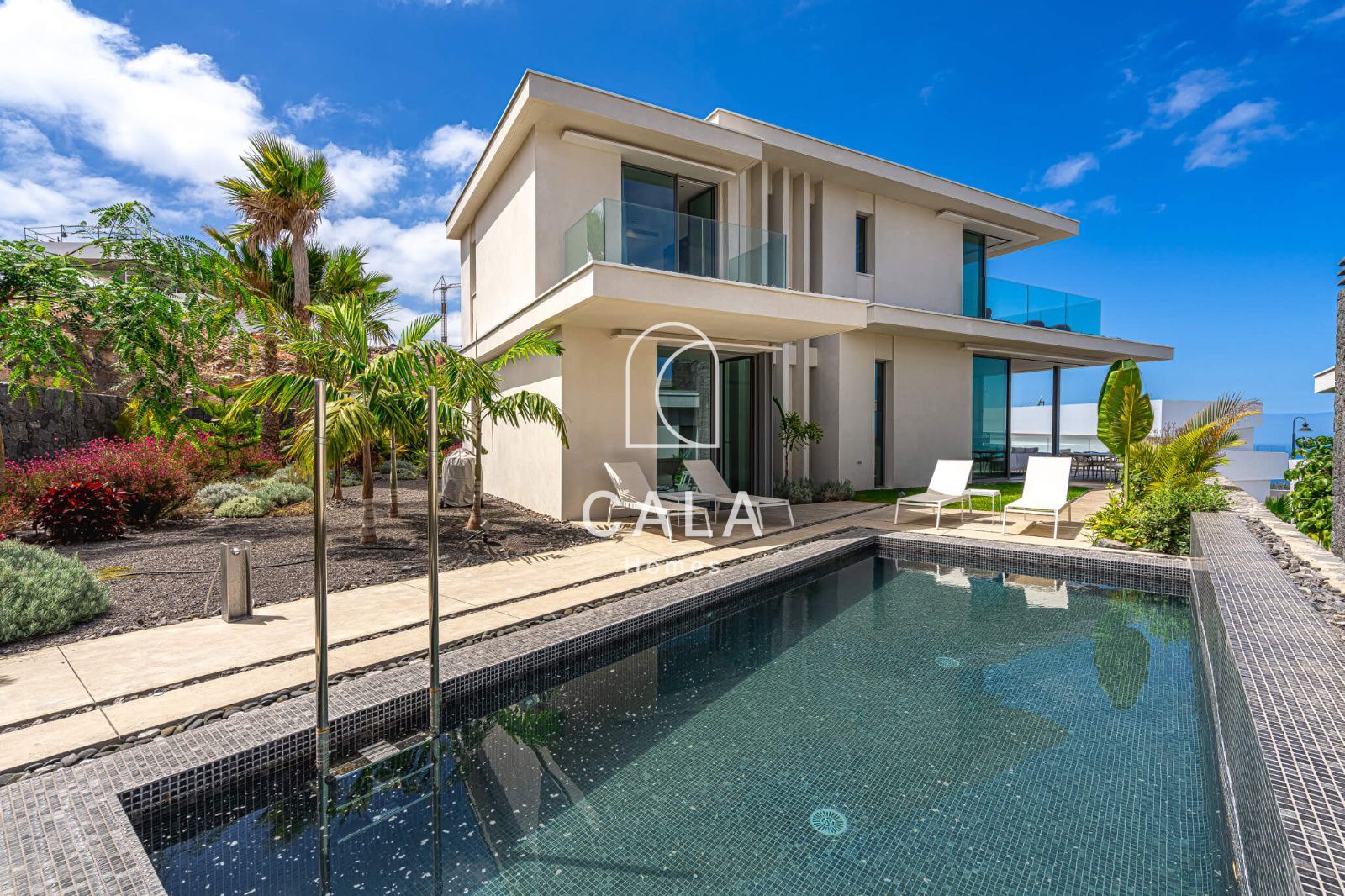 Exclusiva Villa Moderna en Venta en Abama Golf Resort con vistas panorámicas al océano Atlántico.