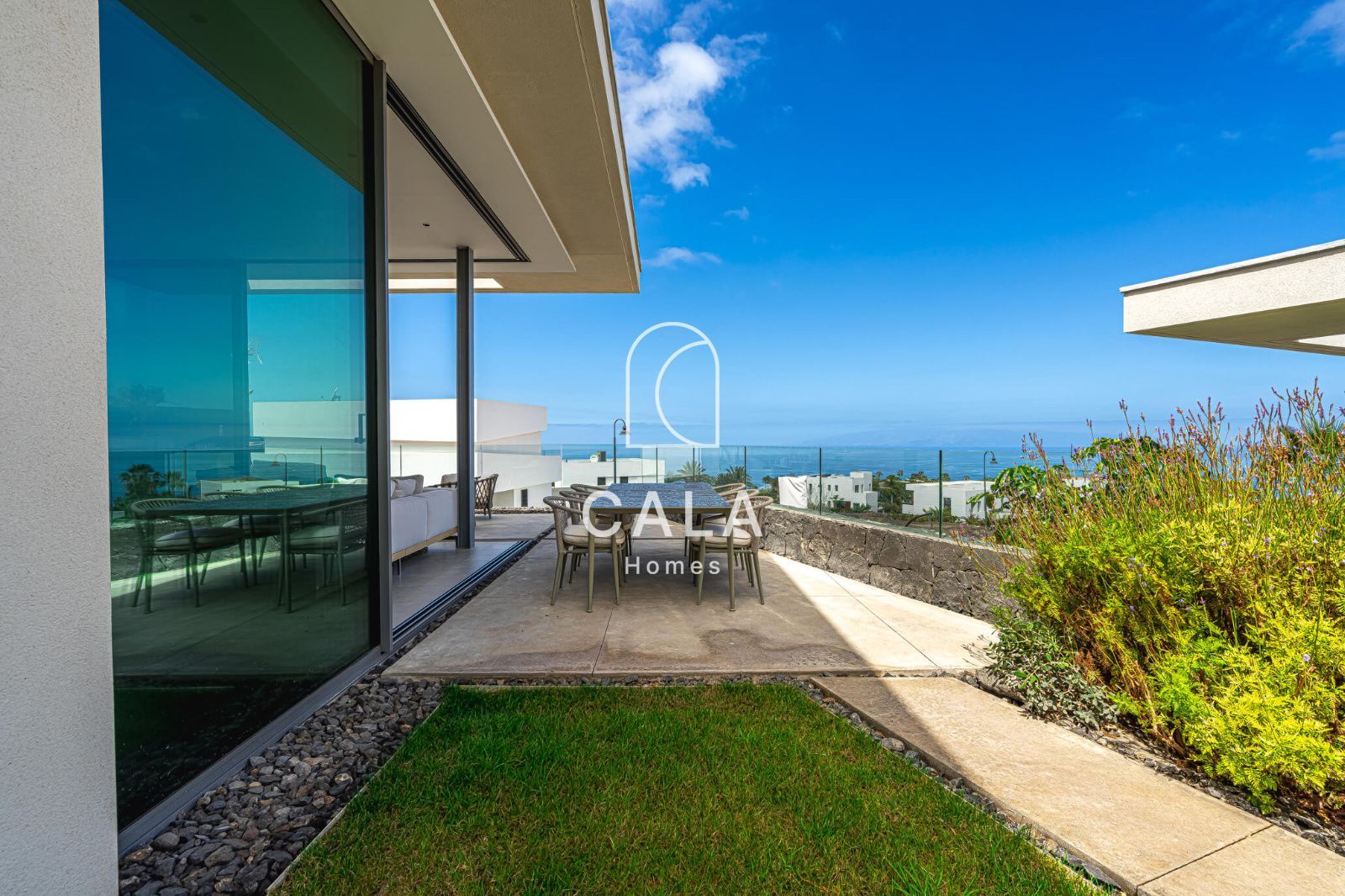 Exclusiva Villa Moderna en Venta en Abama Golf Resort con vistas panorámicas al océano Atlántico.