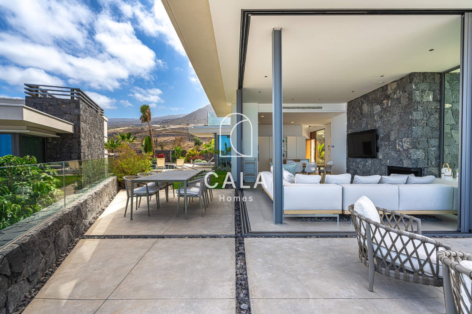Exclusiva Villa Moderna en Venta en Abama Golf Resort con vistas panorámicas al océano Atlántico.