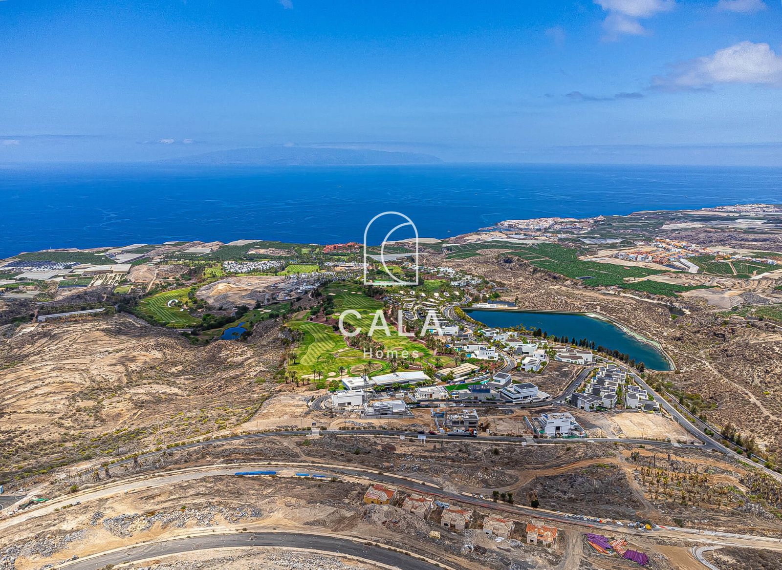 Exclusiva Villa Moderna en Venta en Abama Golf Resort con vistas panorámicas al océano Atlántico.