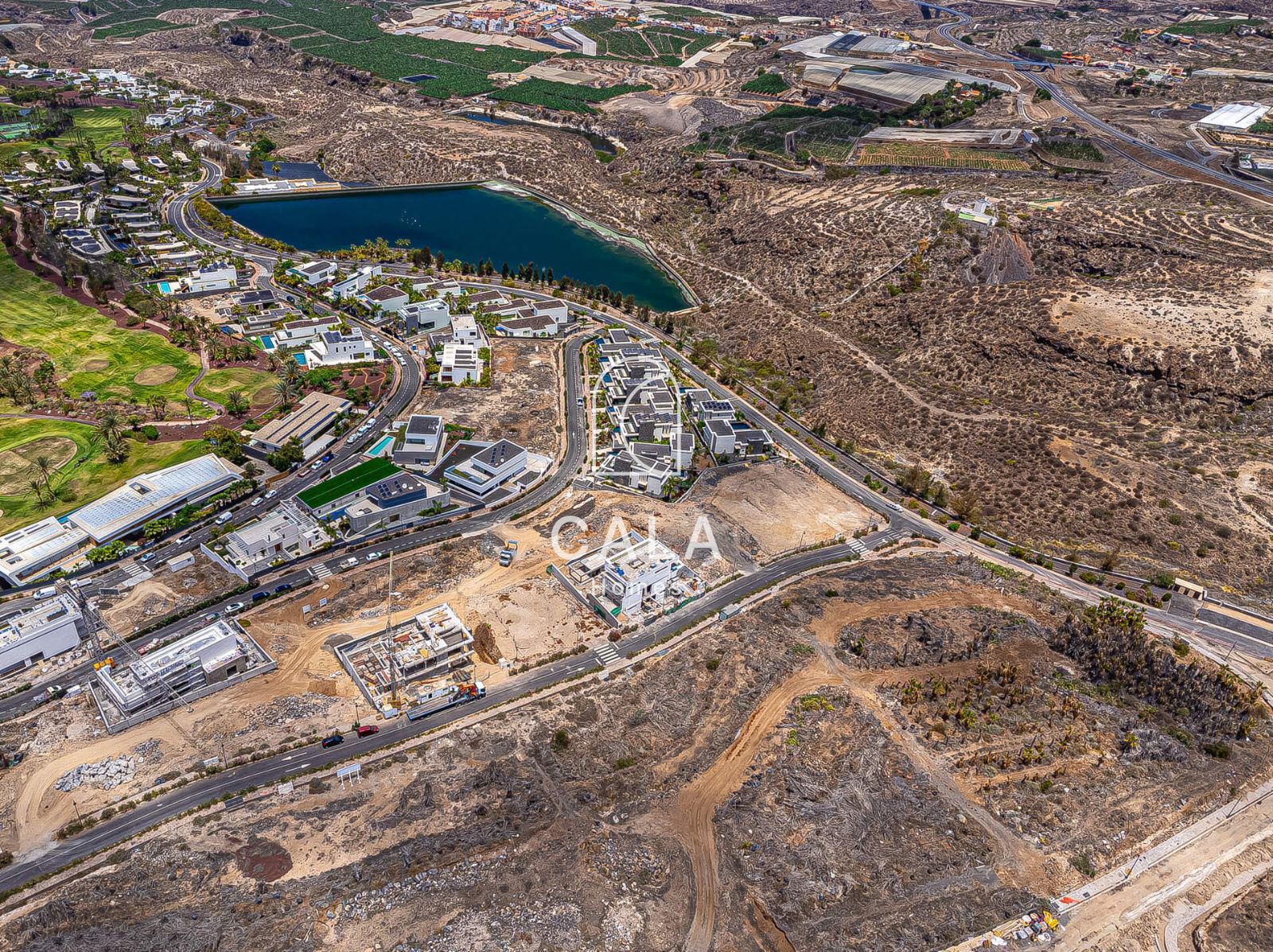 Exclusiva Villa Moderna en Venta en Abama Golf Resort con vistas panorámicas al océano Atlántico.