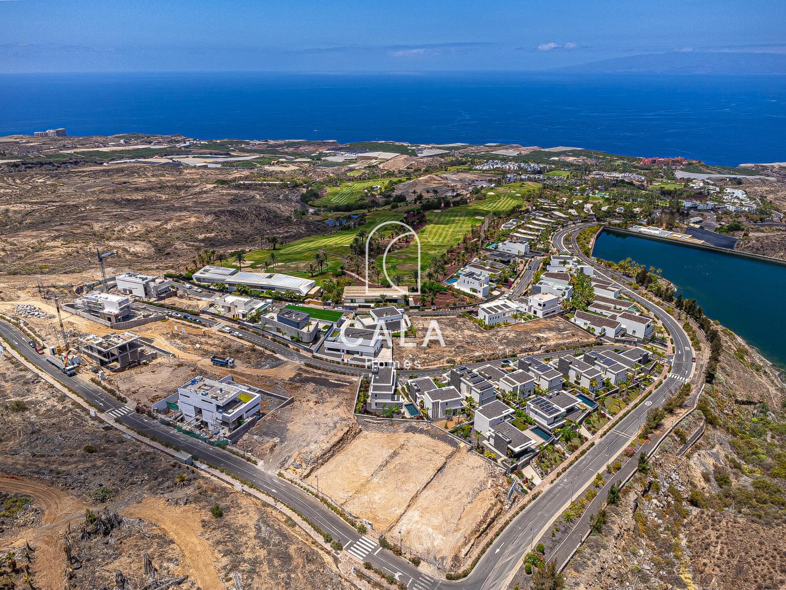Exclusiva Villa Moderna en Venta en Abama Golf Resort con vistas panorámicas al océano Atlántico.