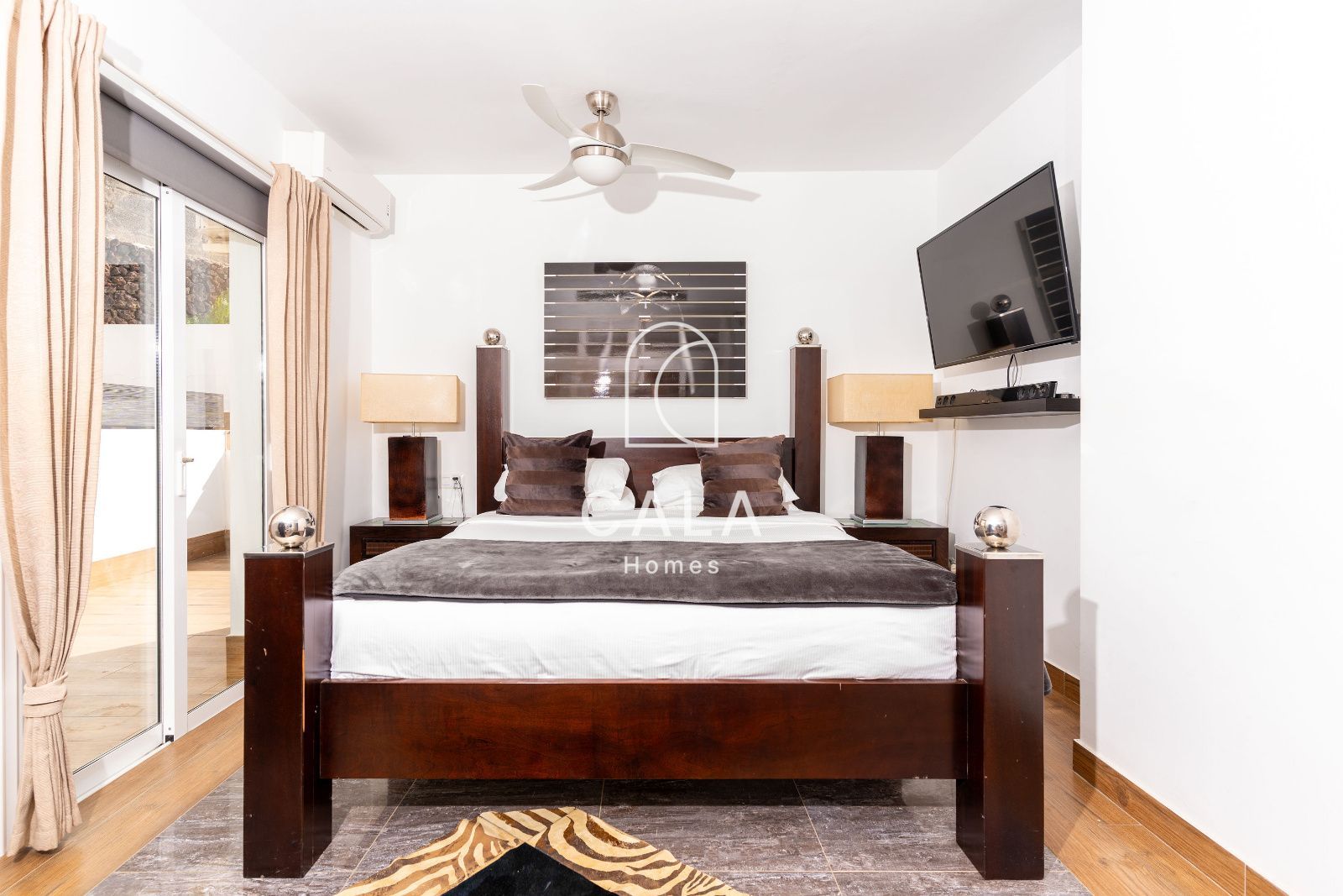Luxury Villa with Stunning Sea Views in the Heart of San Eugenio Alto