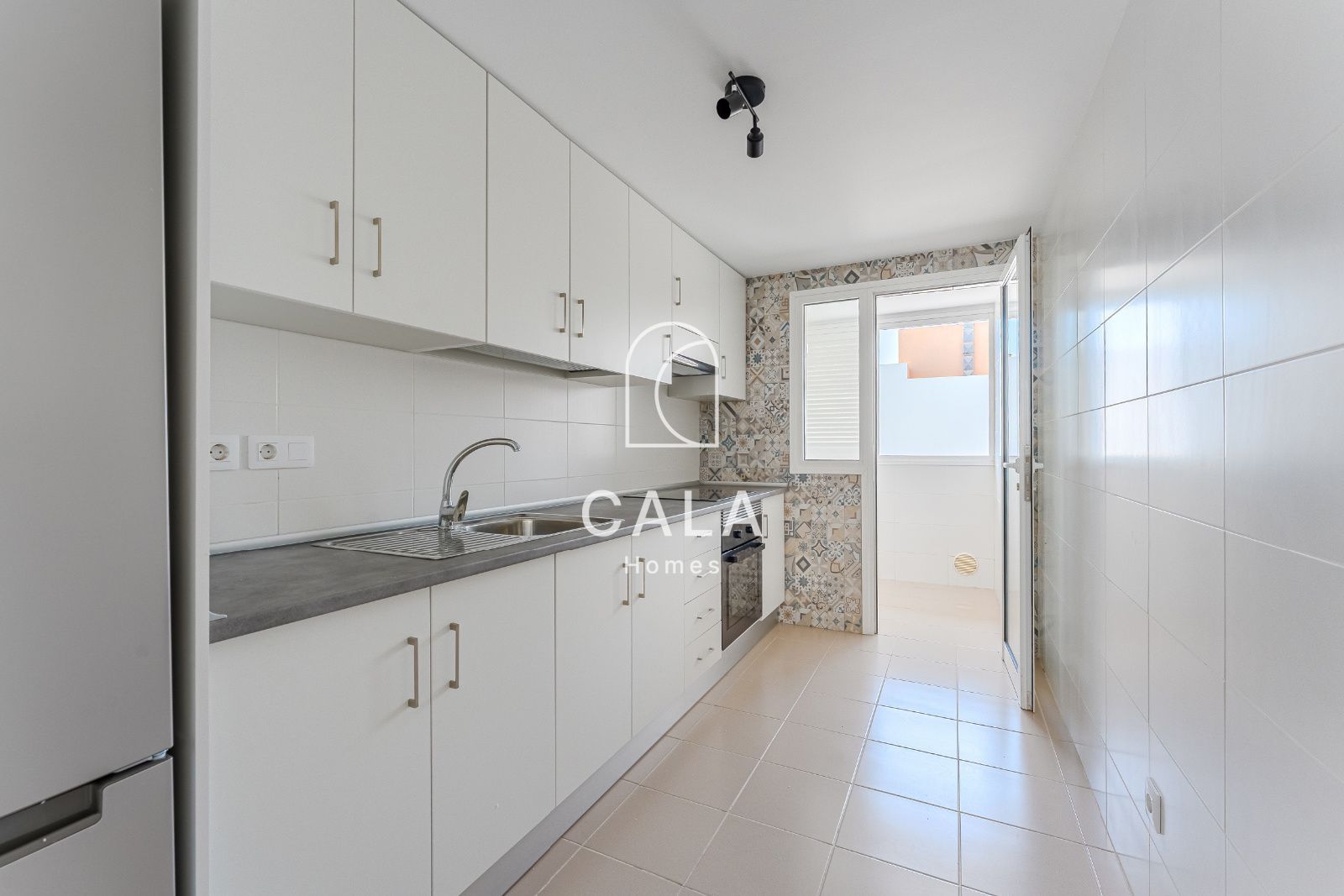 ¡Estrena hogar! Piso moderno de 2 habitaciones y 2 baños, totalmente reformado.