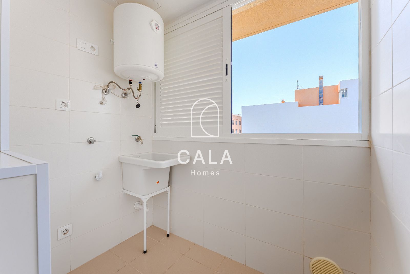 ¡Estrena hogar! Piso moderno de 2 habitaciones y 2 baños, totalmente reformado.