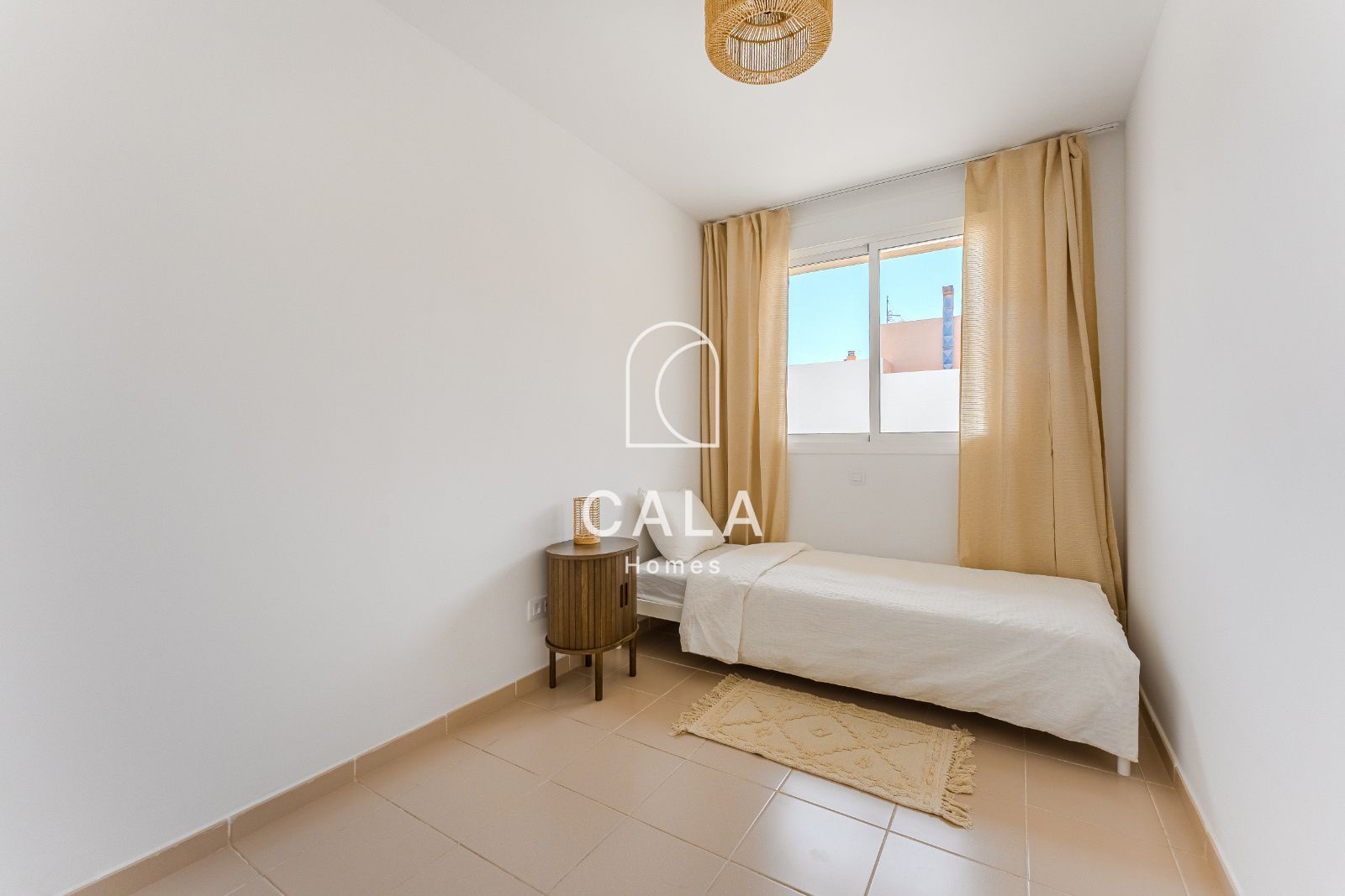¡Estrena hogar! Piso moderno de 2 habitaciones y 2 baños, totalmente reformado.