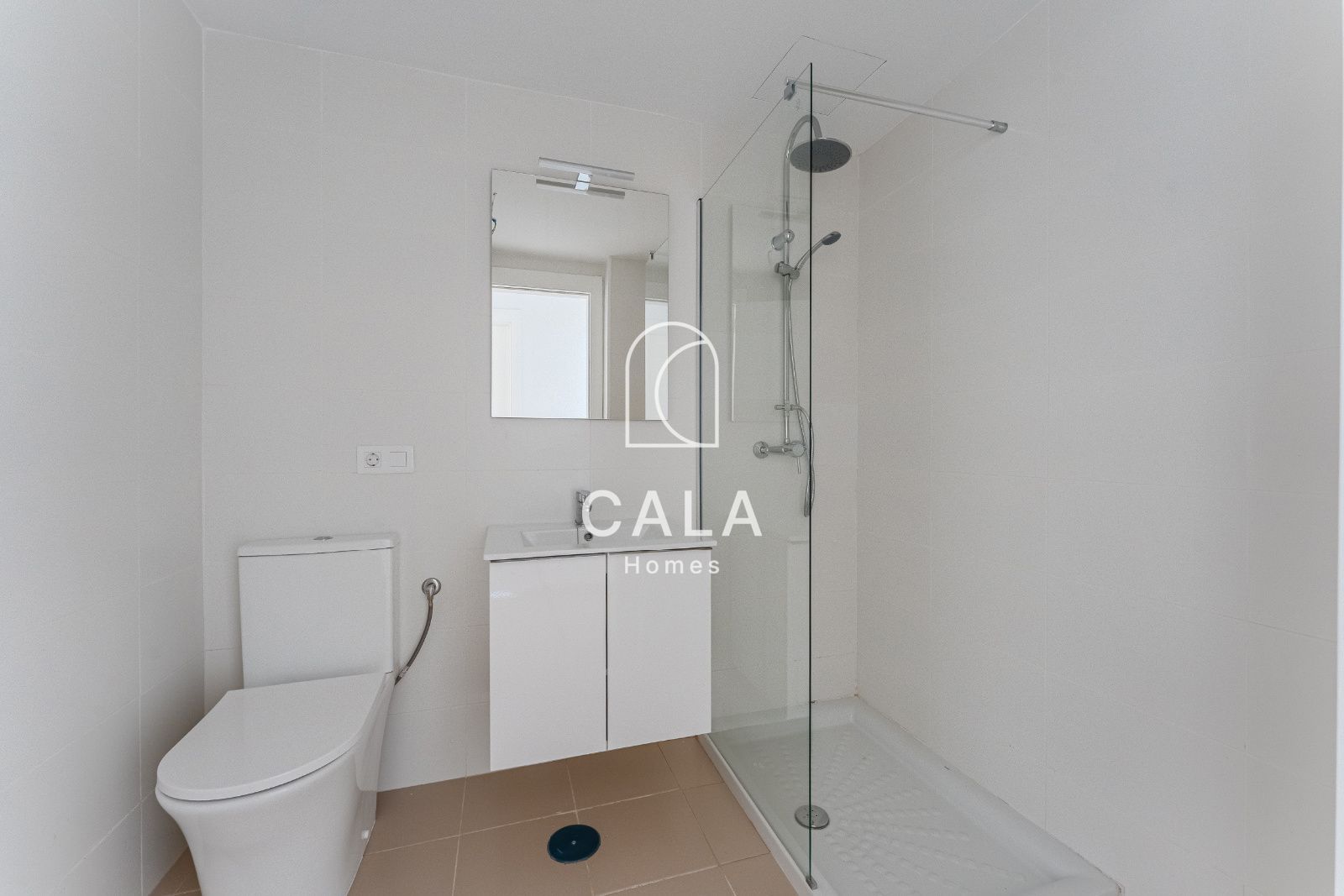 ¡Estrena hogar! Piso moderno de 2 habitaciones y 2 baños, totalmente reformado.