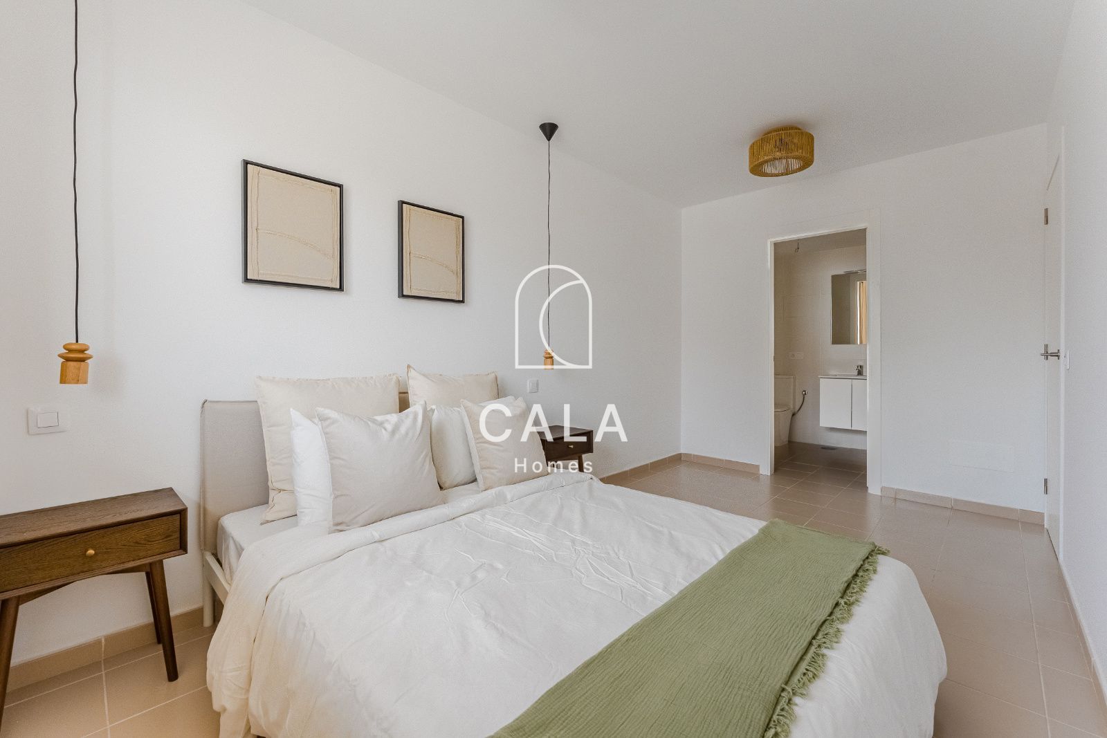 ¡Estrena hogar! Piso moderno de 2 habitaciones y 2 baños, totalmente reformado.