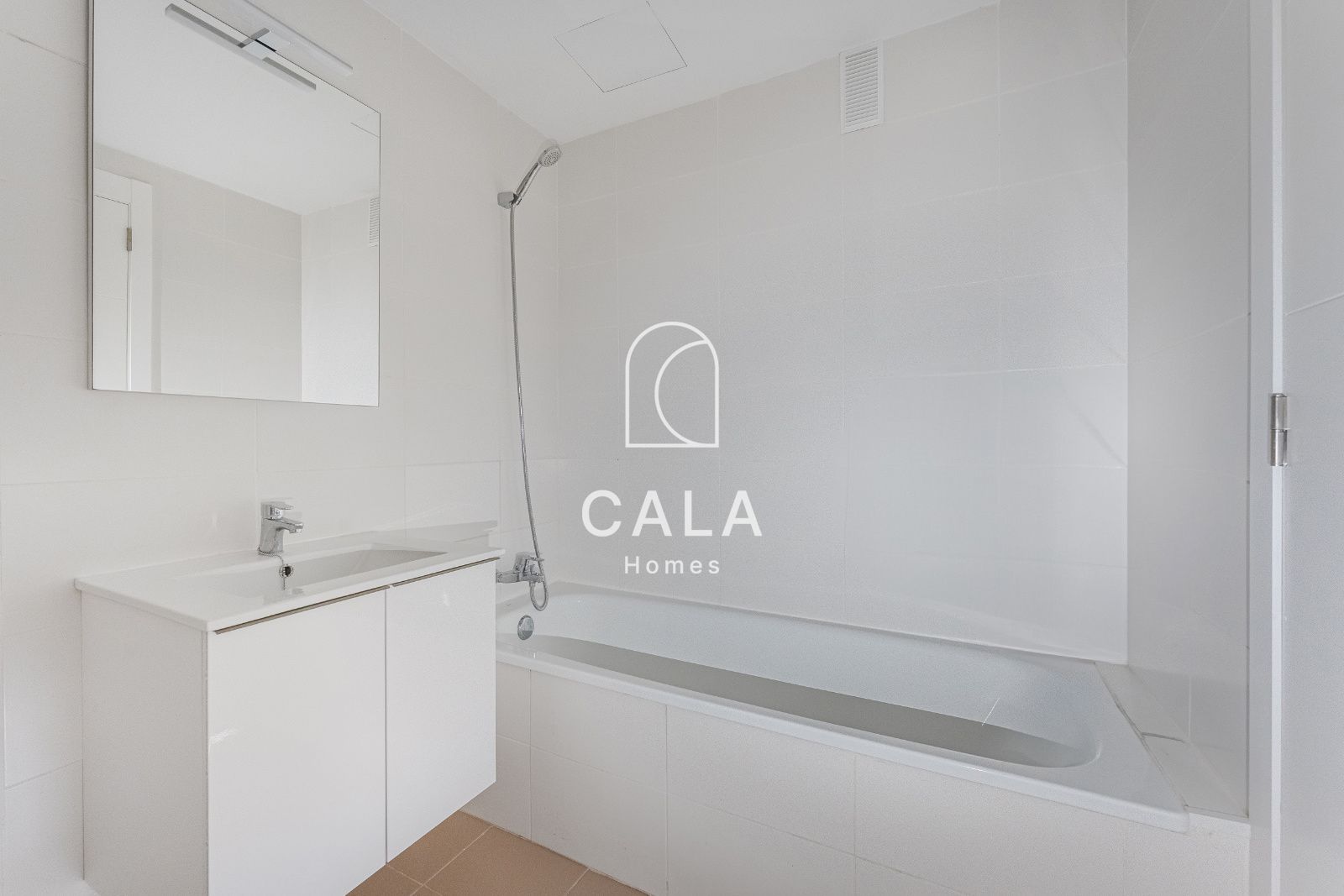 ¡Estrena hogar! Piso moderno de 2 habitaciones y 2 baños, totalmente reformado.