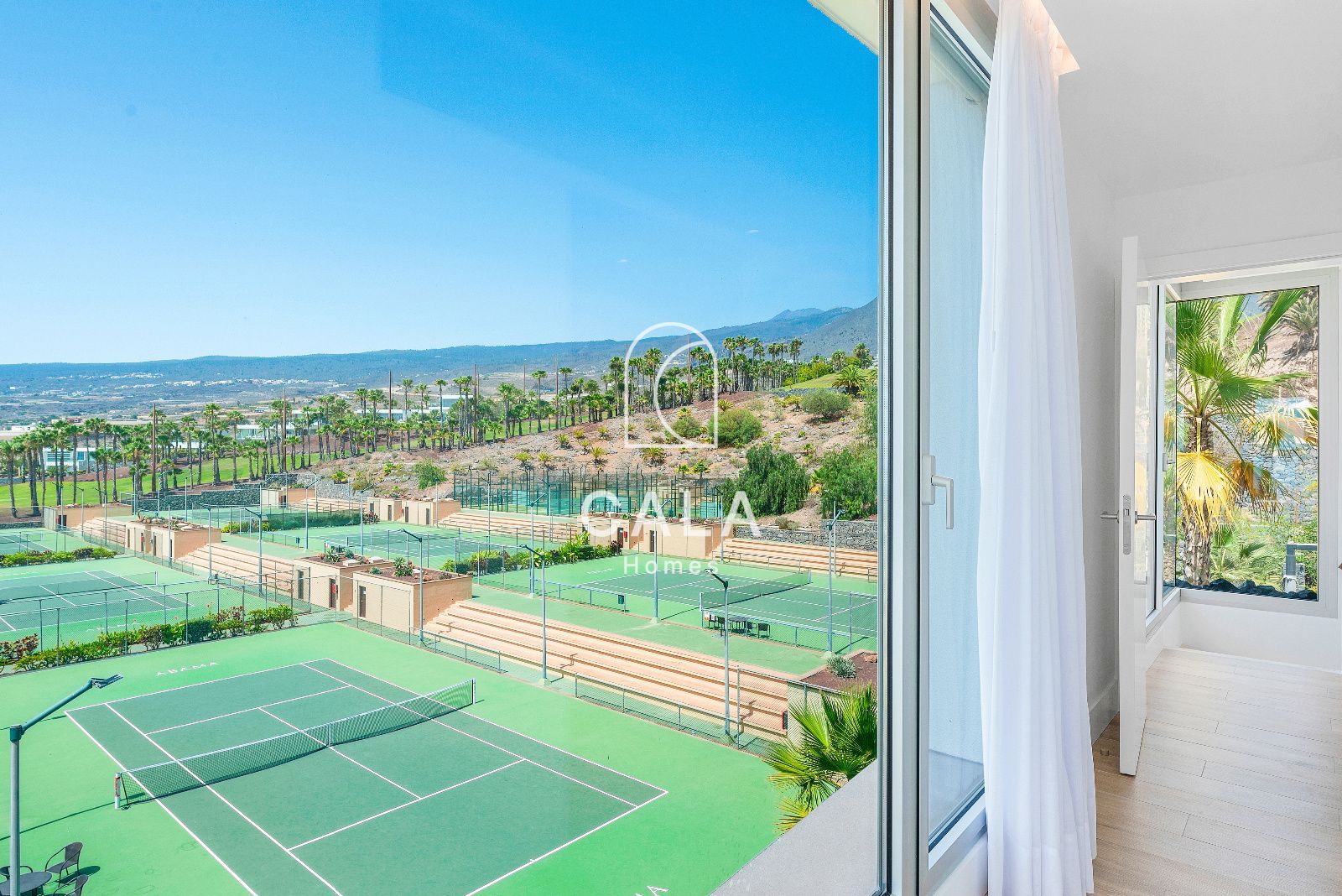 Lujosa villa de tres dormitorios con piscina privada y vistas al golf y al mar en el prestigioso Abama Resort