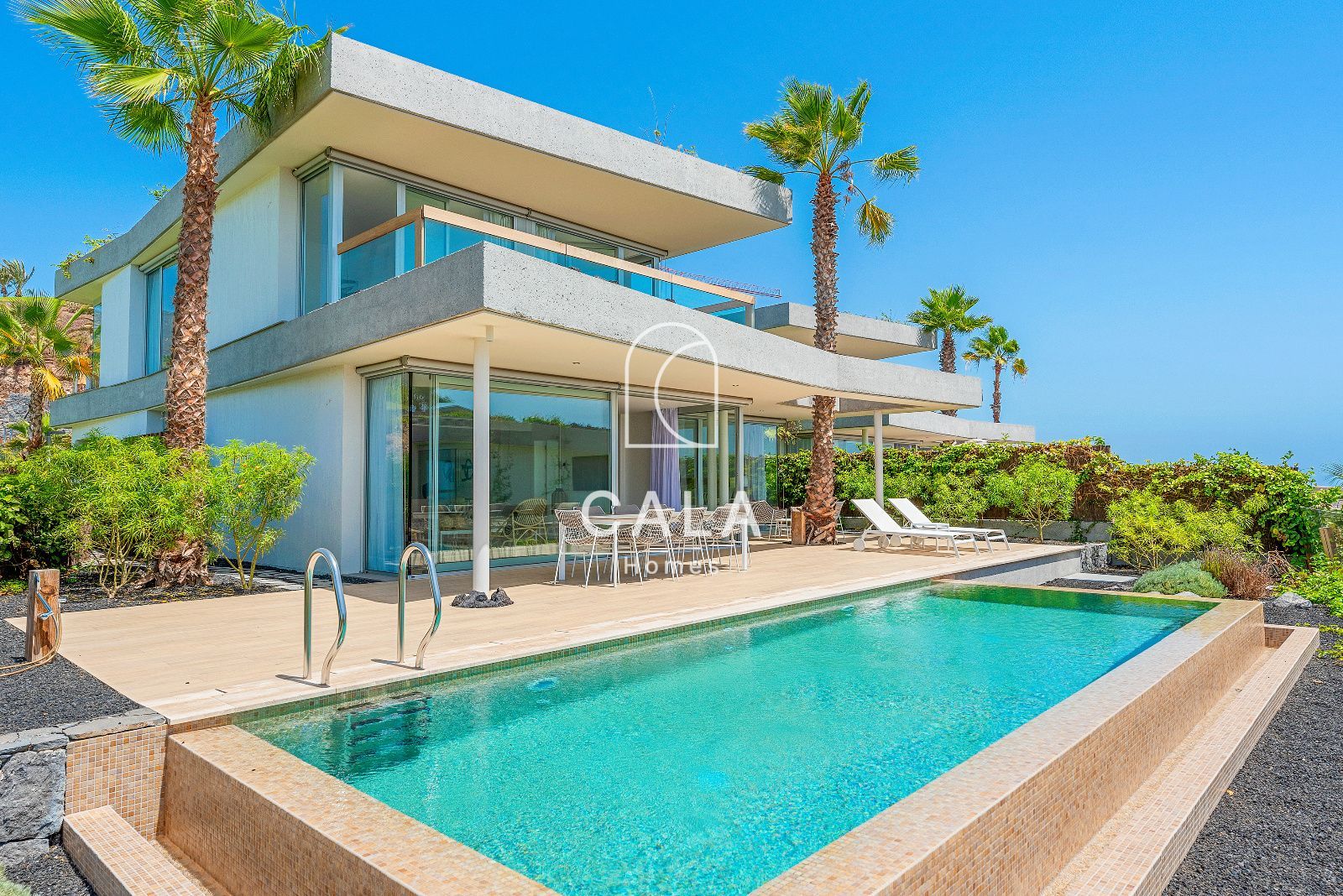 Lujosa villa de tres dormitorios con piscina privada y vistas al golf y al mar en el prestigioso Abama Resort