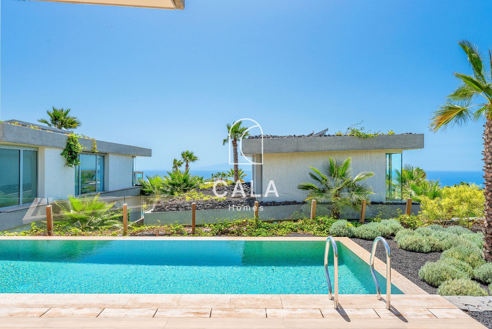 Lujosa villa de tres dormitorios con piscina privada y vistas al golf y al mar en el prestigioso Abama Resort