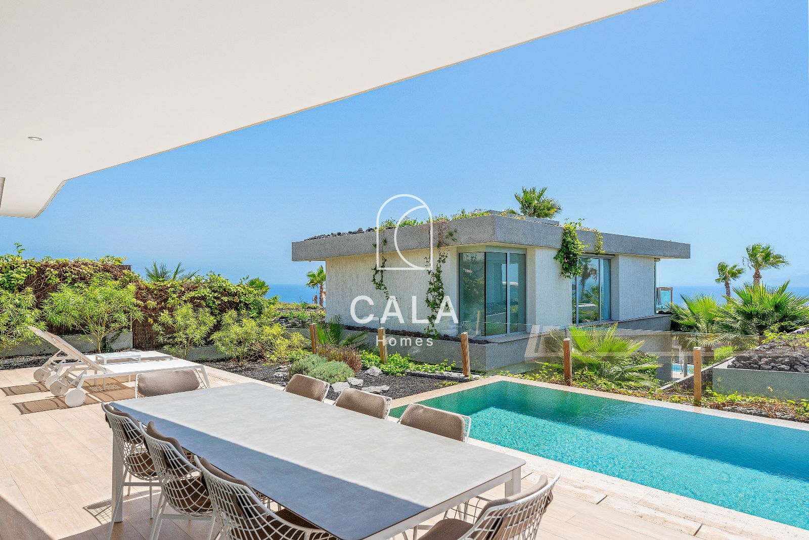 Lujosa villa de tres dormitorios con piscina privada y vistas al golf y al mar en el prestigioso Abama Resort