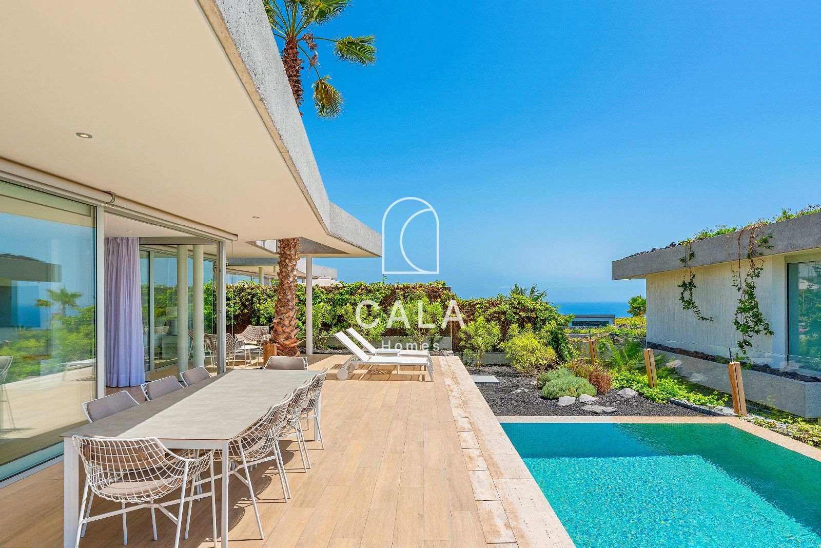 Lujosa villa de tres dormitorios con piscina privada y vistas al golf y al mar en el prestigioso Abama Resort