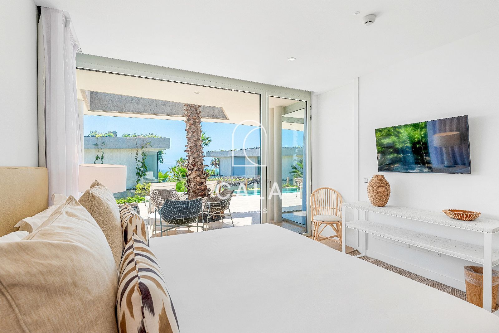 Lujosa villa de tres dormitorios con piscina privada y vistas al golf y al mar en el prestigioso Abama Resort