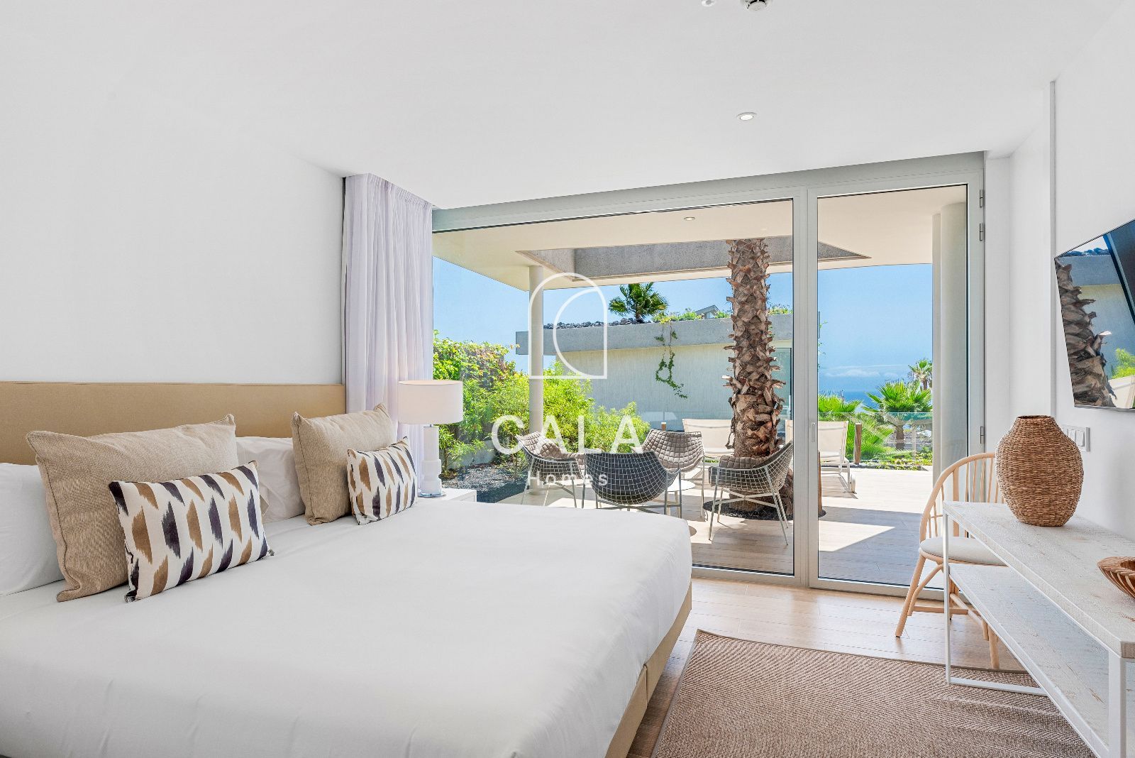 Lujosa villa de tres dormitorios con piscina privada y vistas al golf y al mar en el prestigioso Abama Resort