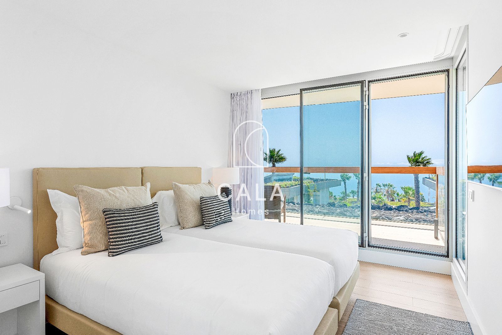 Lujosa villa de tres dormitorios con piscina privada y vistas al golf y al mar en el prestigioso Abama Resort