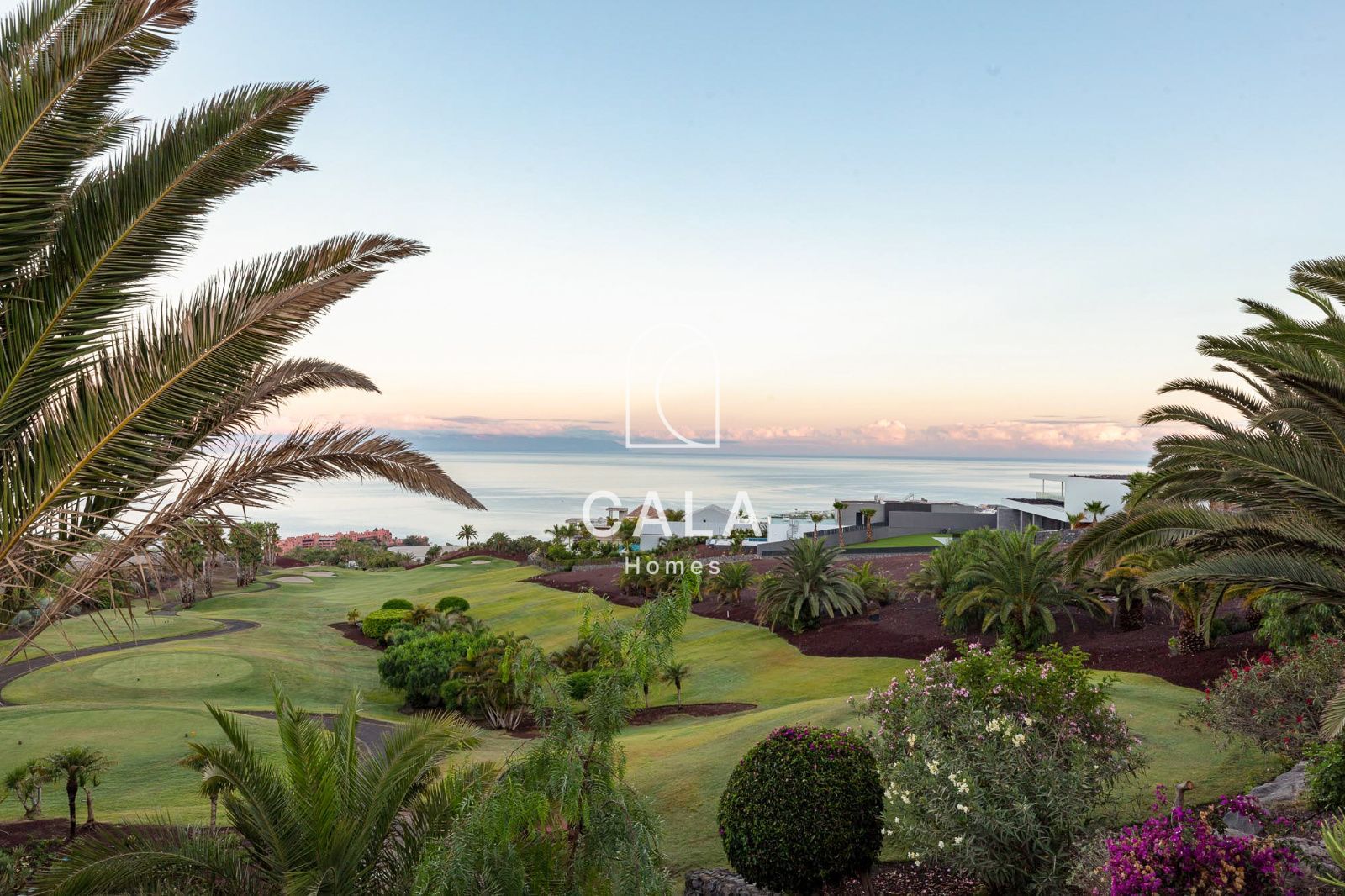 Lujosa villa de tres dormitorios con piscina privada y vistas al golf y al mar en el prestigioso Abama Resort