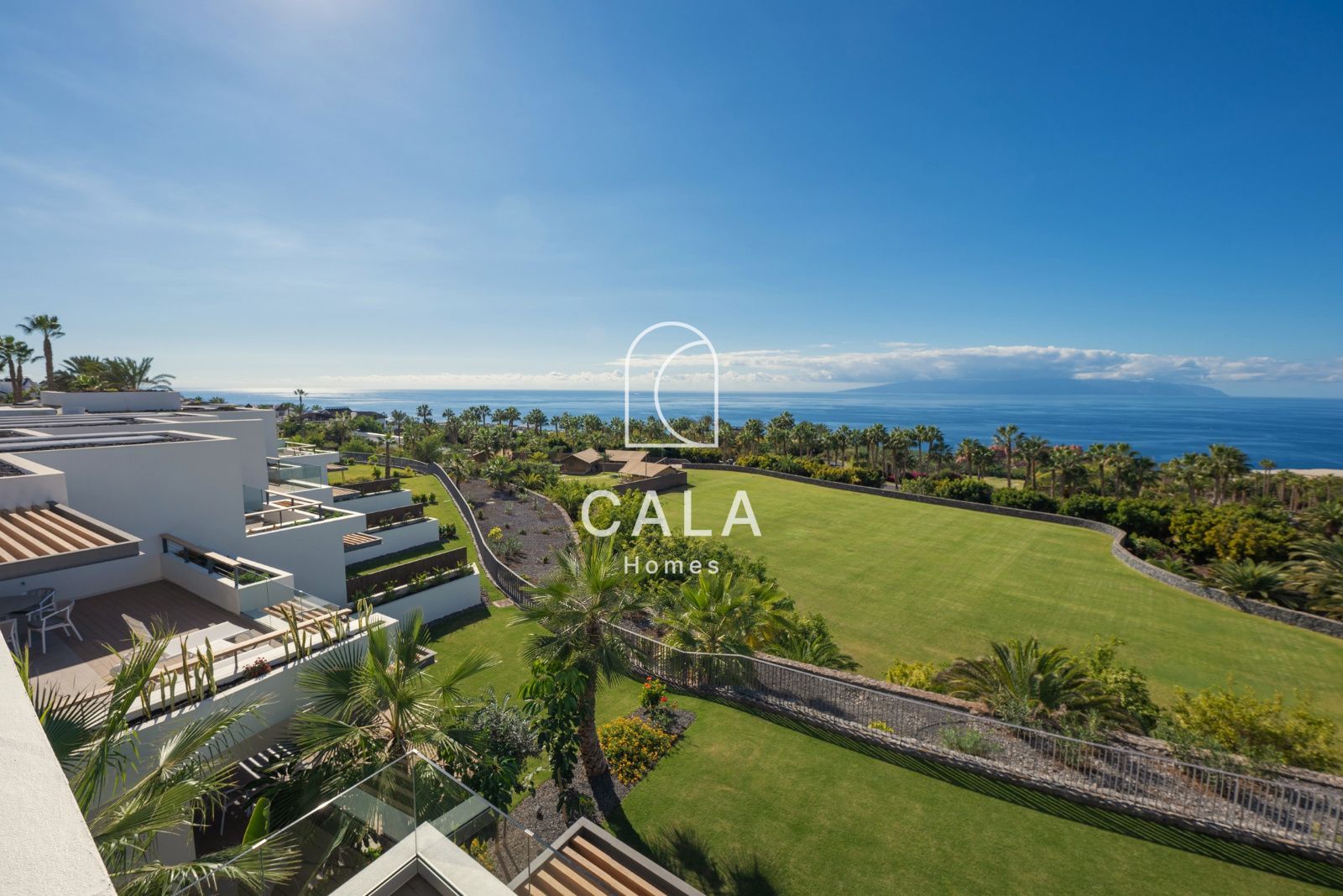 Lujosa villa de tres dormitorios con piscina privada y vistas al golf y al mar en el prestigioso Abama Resort