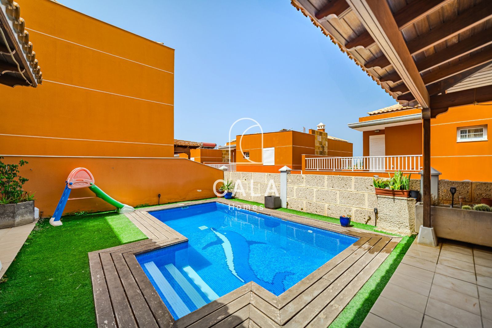 CHALET INDEPENDIENTE 5 HABITACIONES 5 BAÑOS, PISCINA PRIVADA EN LOS CRISTIANOS