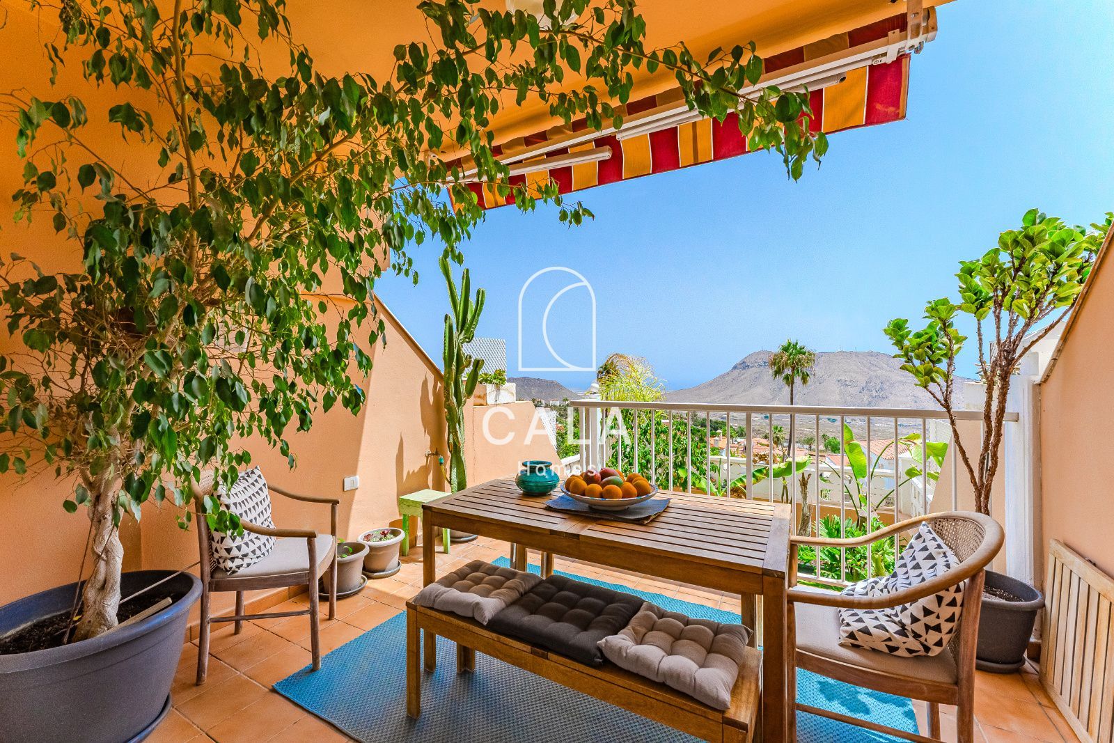 Elegante refugio Chayofa con vistas panorámicas, terraza y acceso a la piscina